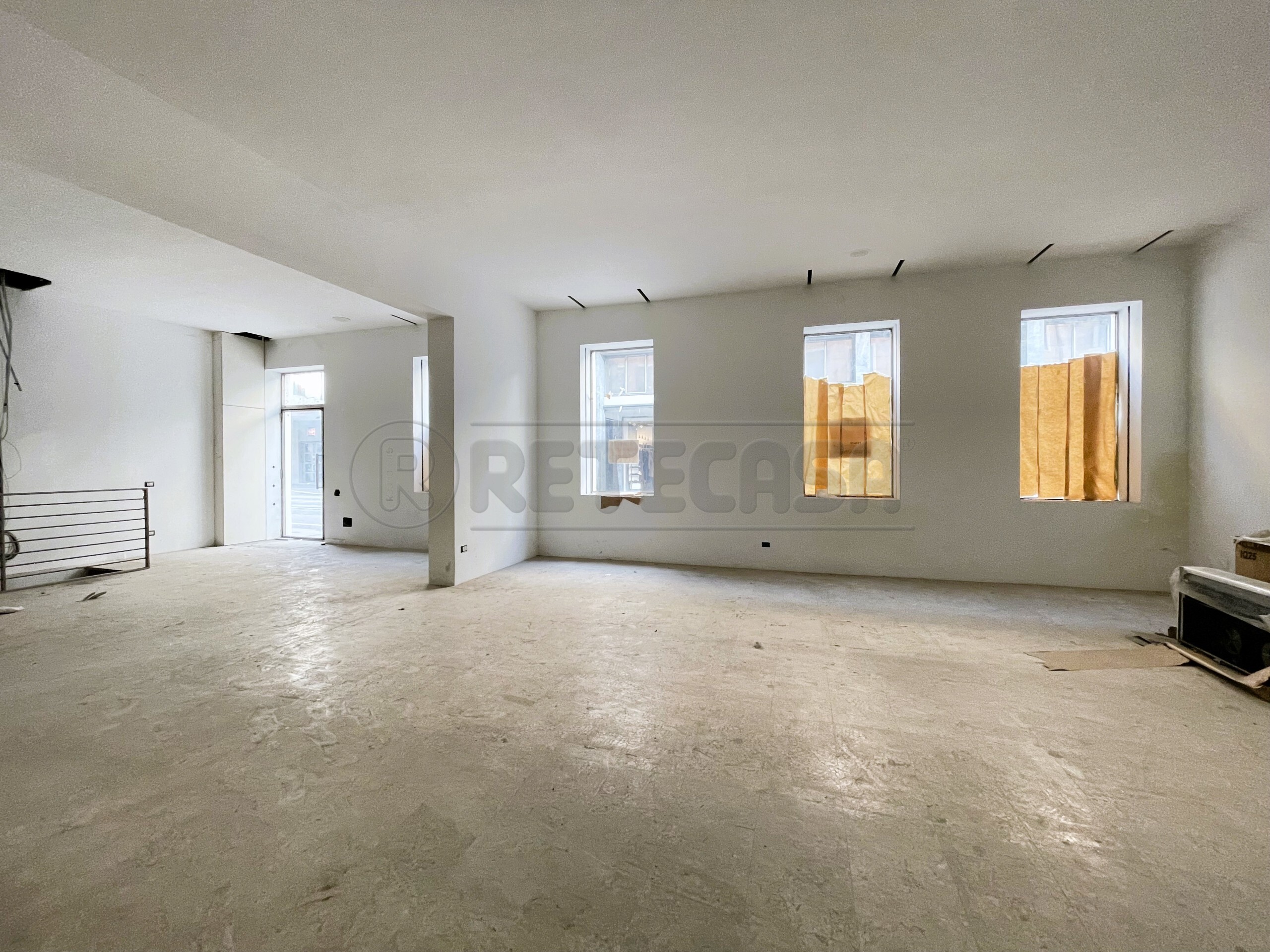 Immagine 1 di Locale commerciale in vendita  in Riviera dei Ponti Romani 13 a Padova