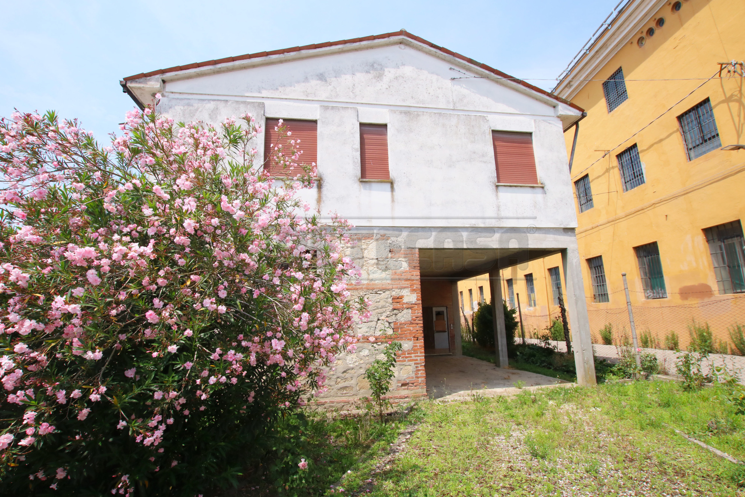 Immagine 1 di Villa in vendita  a Vicenza