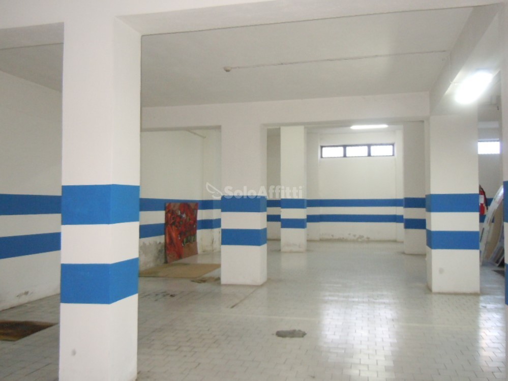 Immagine 8 di Locale commerciale in affitto  a Catanzaro