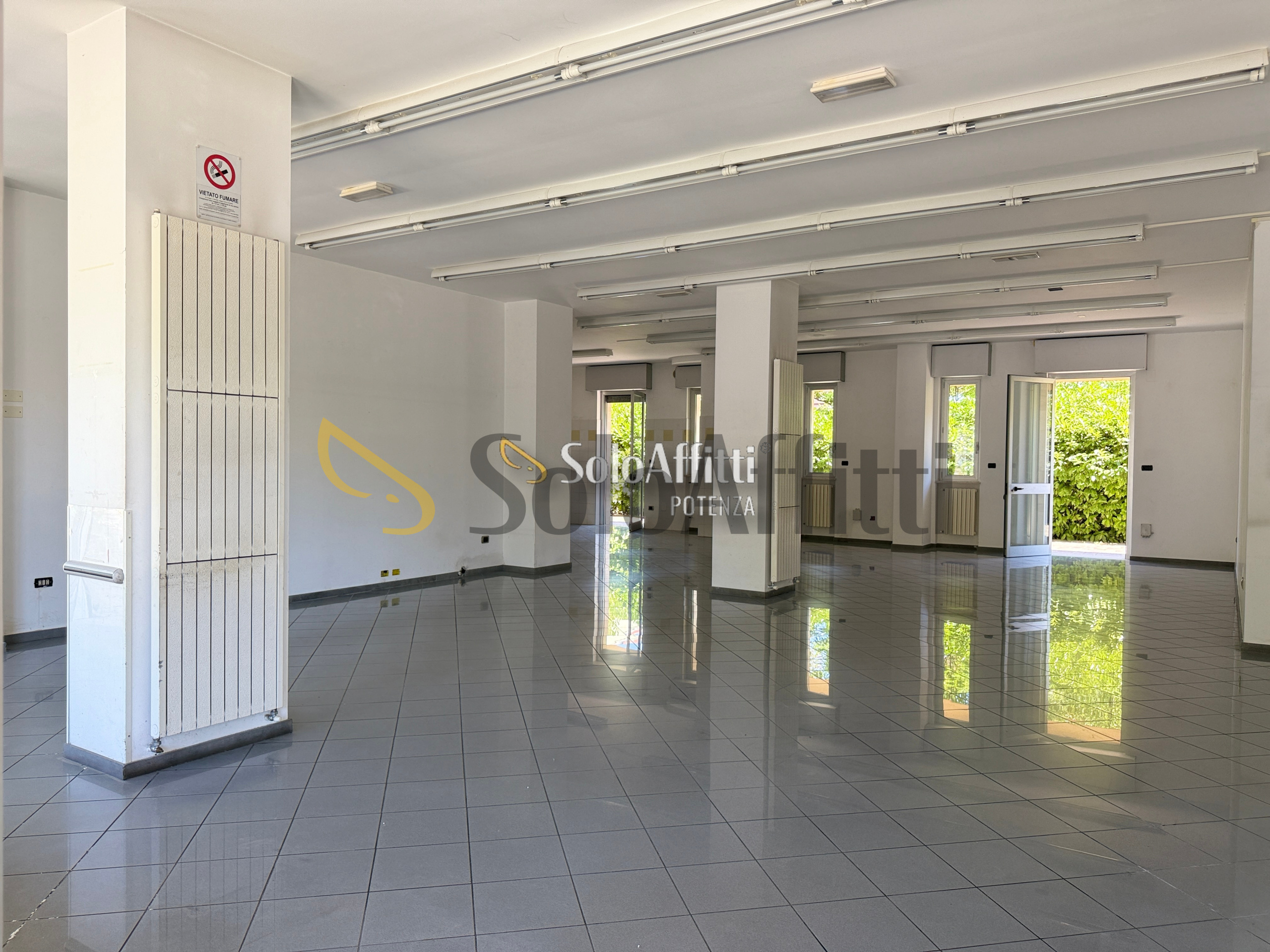 Immagine 8 di Locale commerciale in affitto  in Via Parigi 44, 46 a Potenza