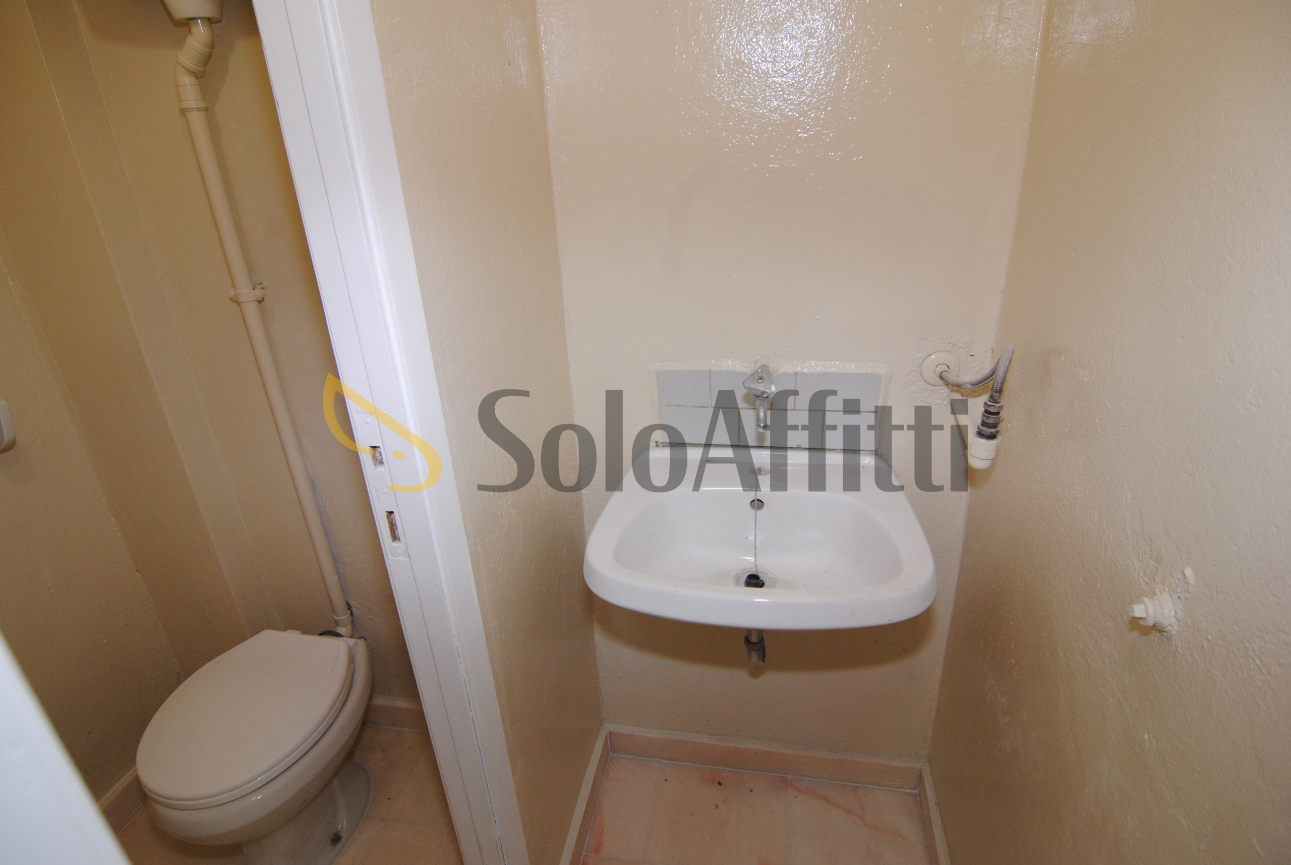 Immagine 6 di Locale commerciale in affitto  a Livorno