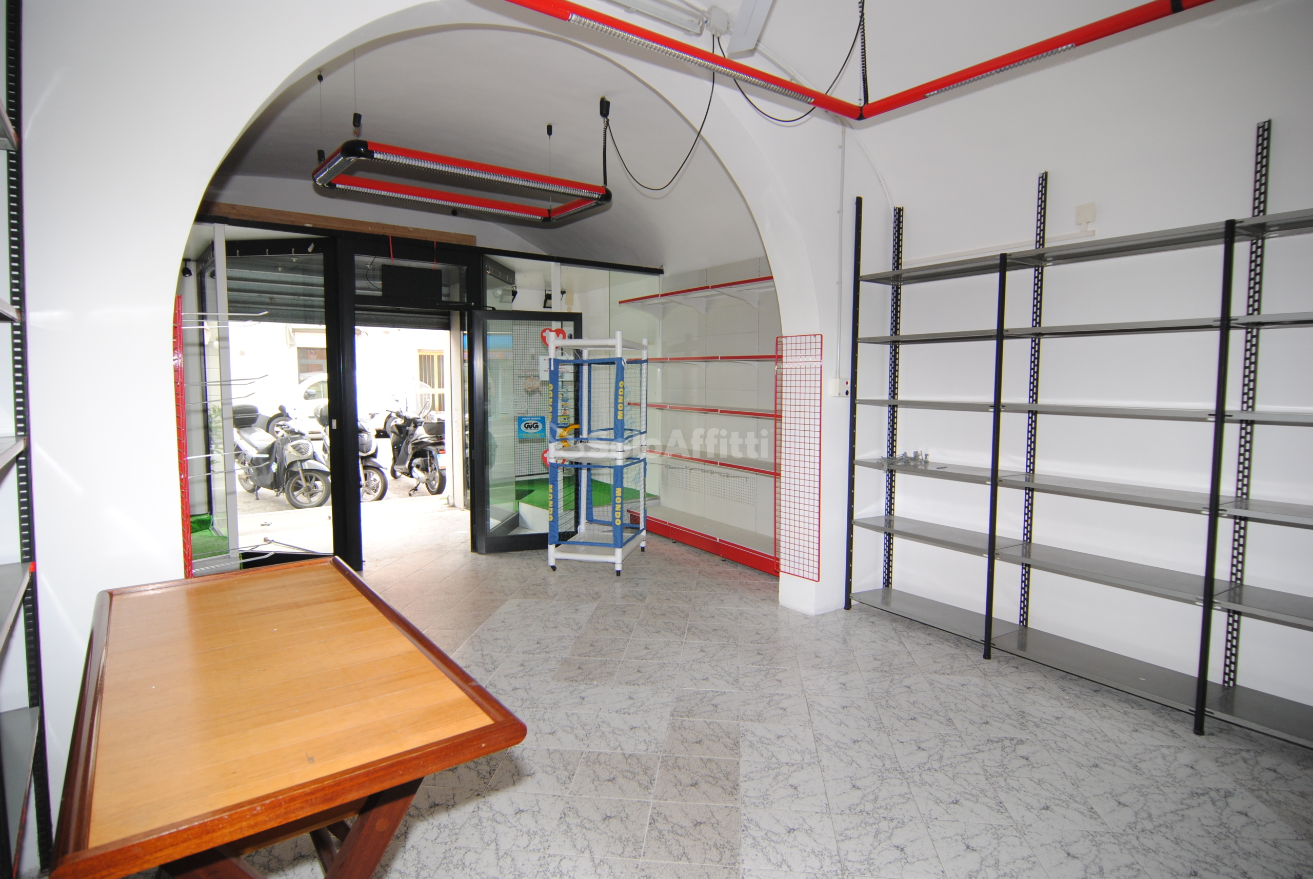 Immagine 3 di Locale commerciale in affitto  a Livorno