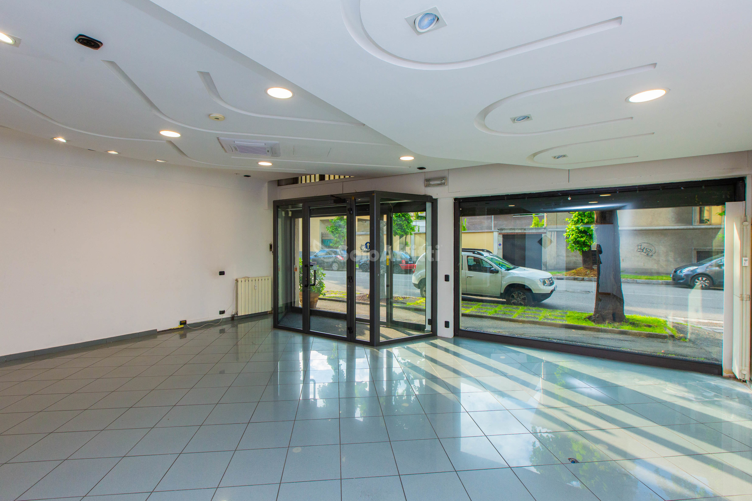 Immagine 4 di Locale commerciale in affitto  in Viale Lombardia 14 a Busto Arsizio