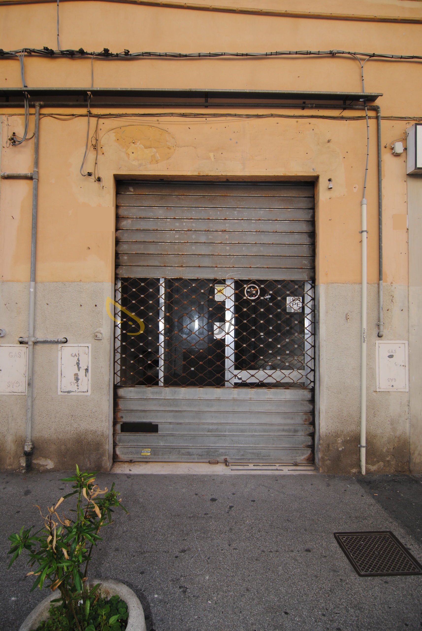 Immagine 1 di Locale commerciale in affitto  a Livorno