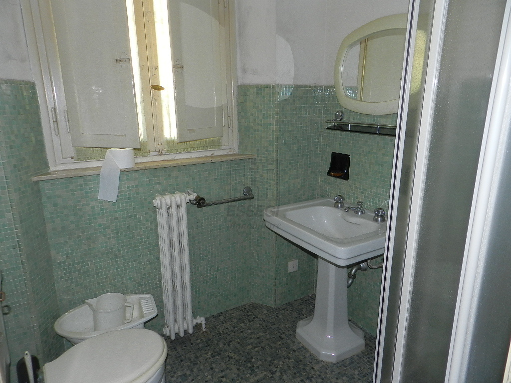 Immagine 18 di Villa in vendita  a Lucca