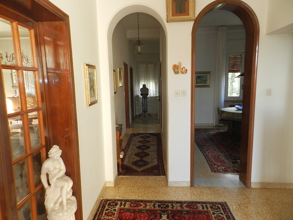 Immagine 2 di Villa in vendita  a Lucca