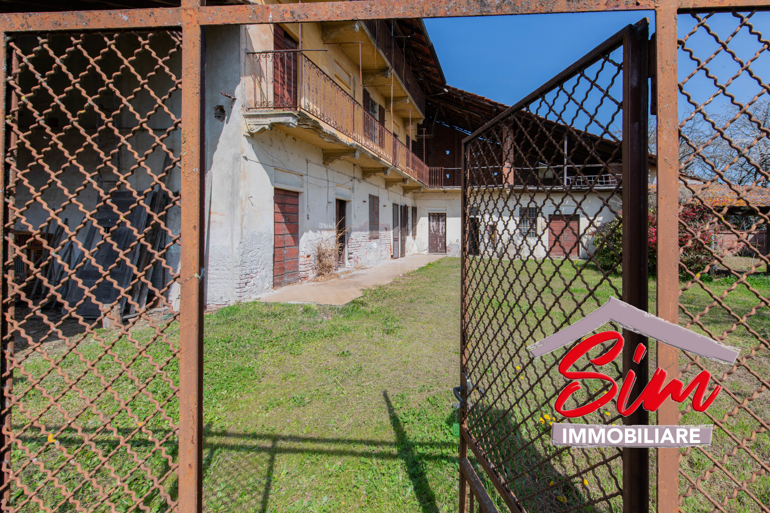 Immagine 19 di Rustico / casale in vendita  in Via Roma sn a Fara Novarese