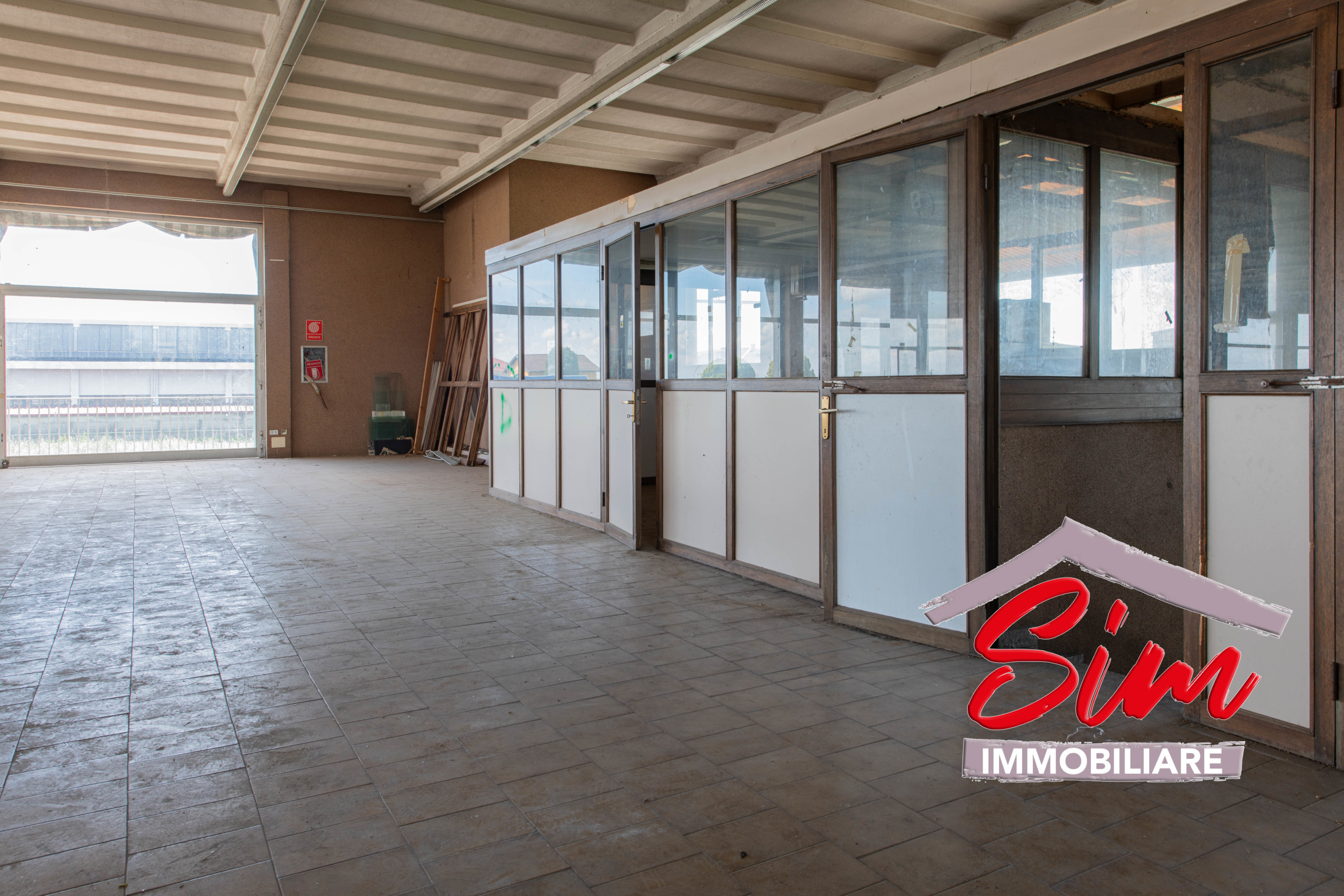 Immagine 9 di Locale commerciale in vendita  in Strada statale 229 del Lago d'Ortatrada provincial sn a Caltignaga