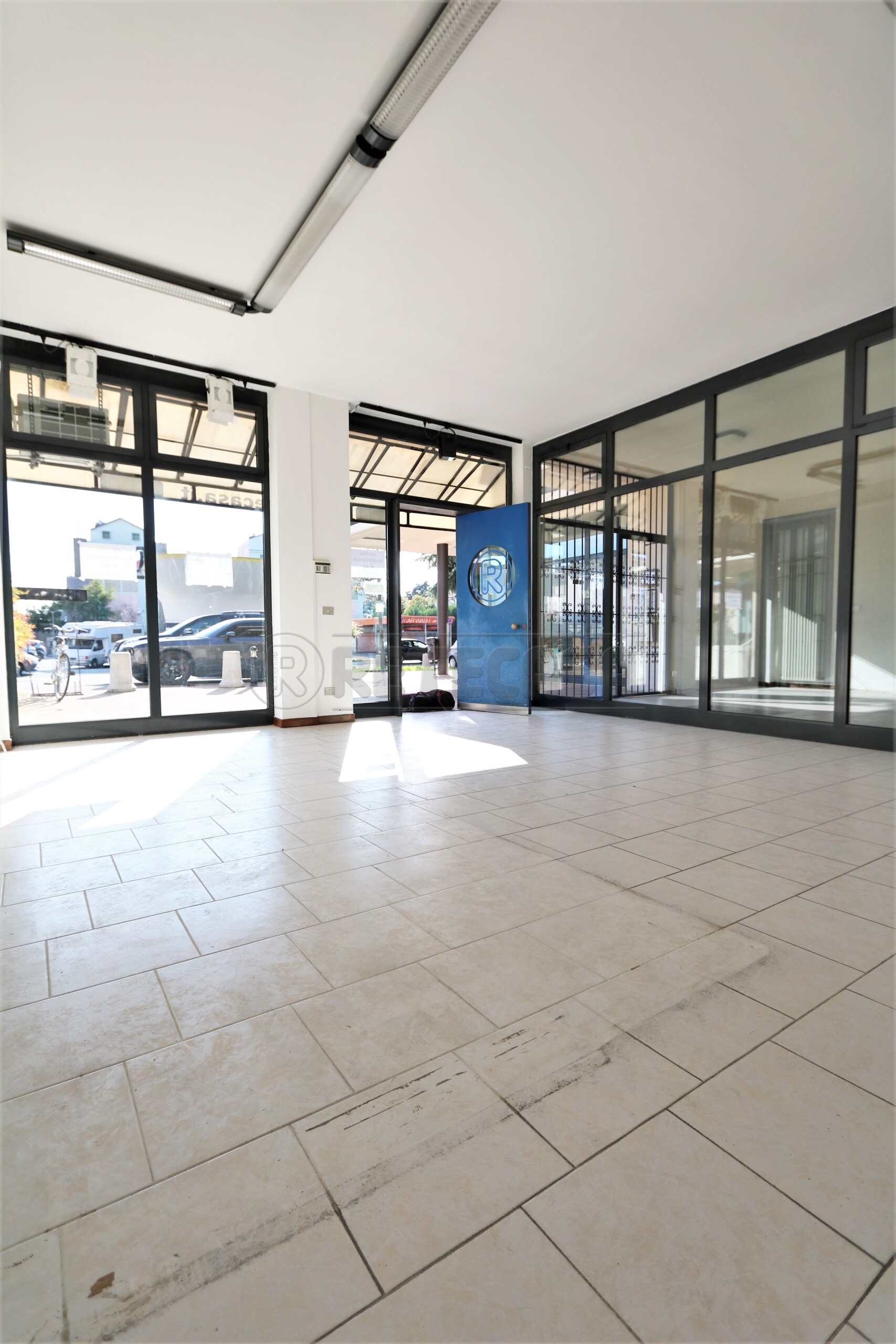 Immagine 11 di Locale commerciale in vendita  a Vicenza