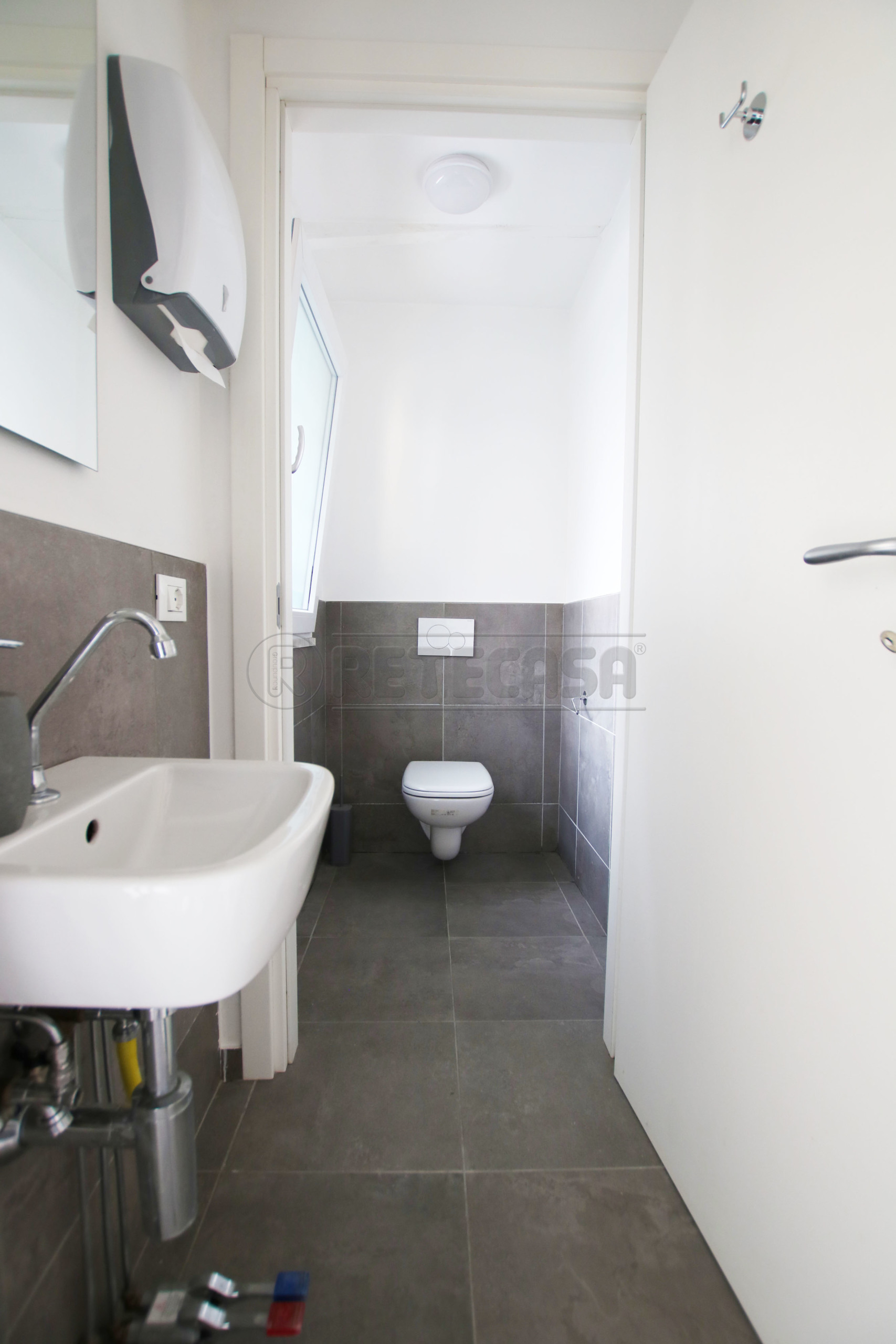 Immagine 13 di Locale commerciale in affitto  in viale riviera berica 451 a Vicenza