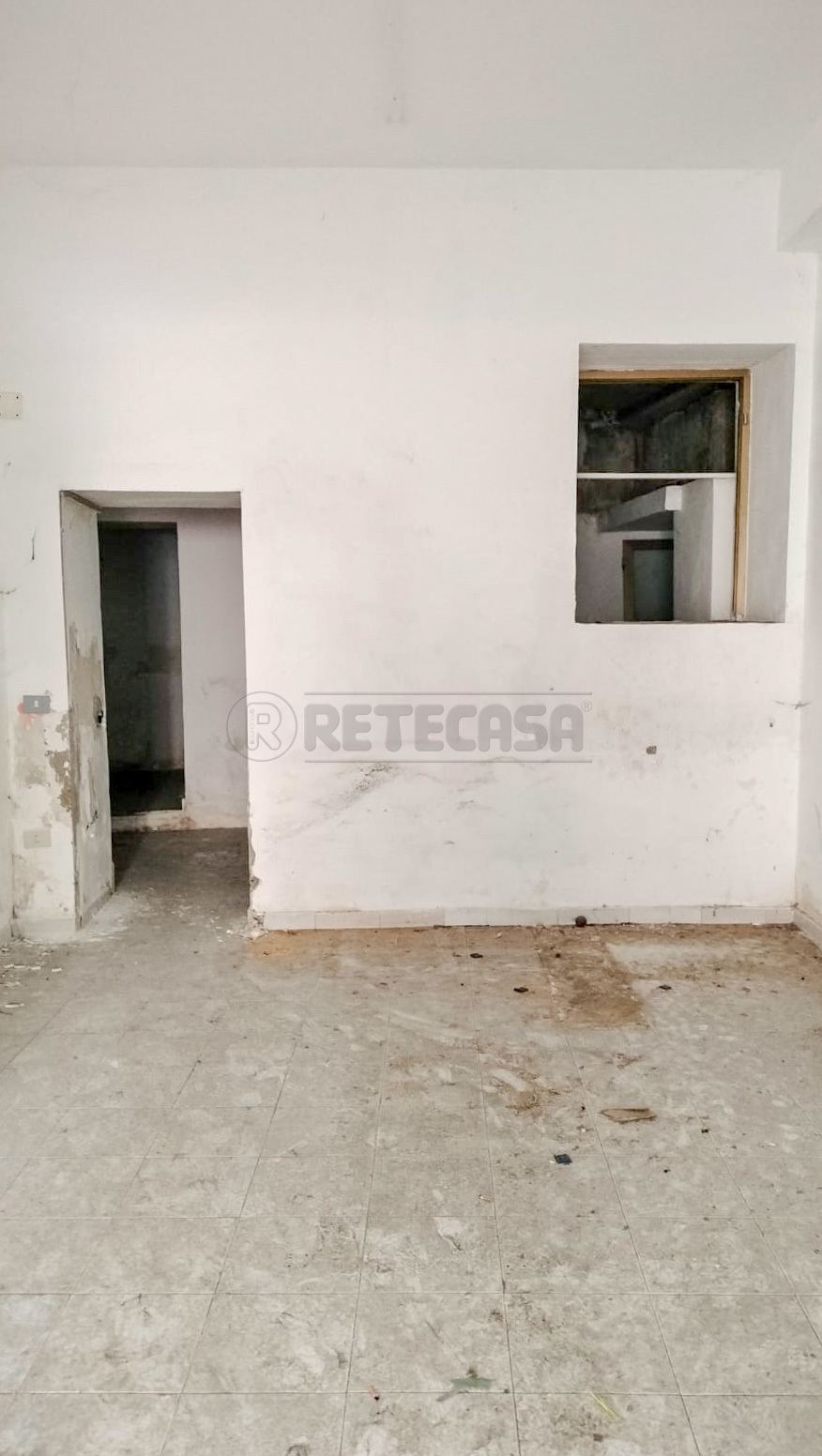 Immagine 4 di Locale commerciale in vendita  in Via Ernesto Cianciolo 74 a Messina