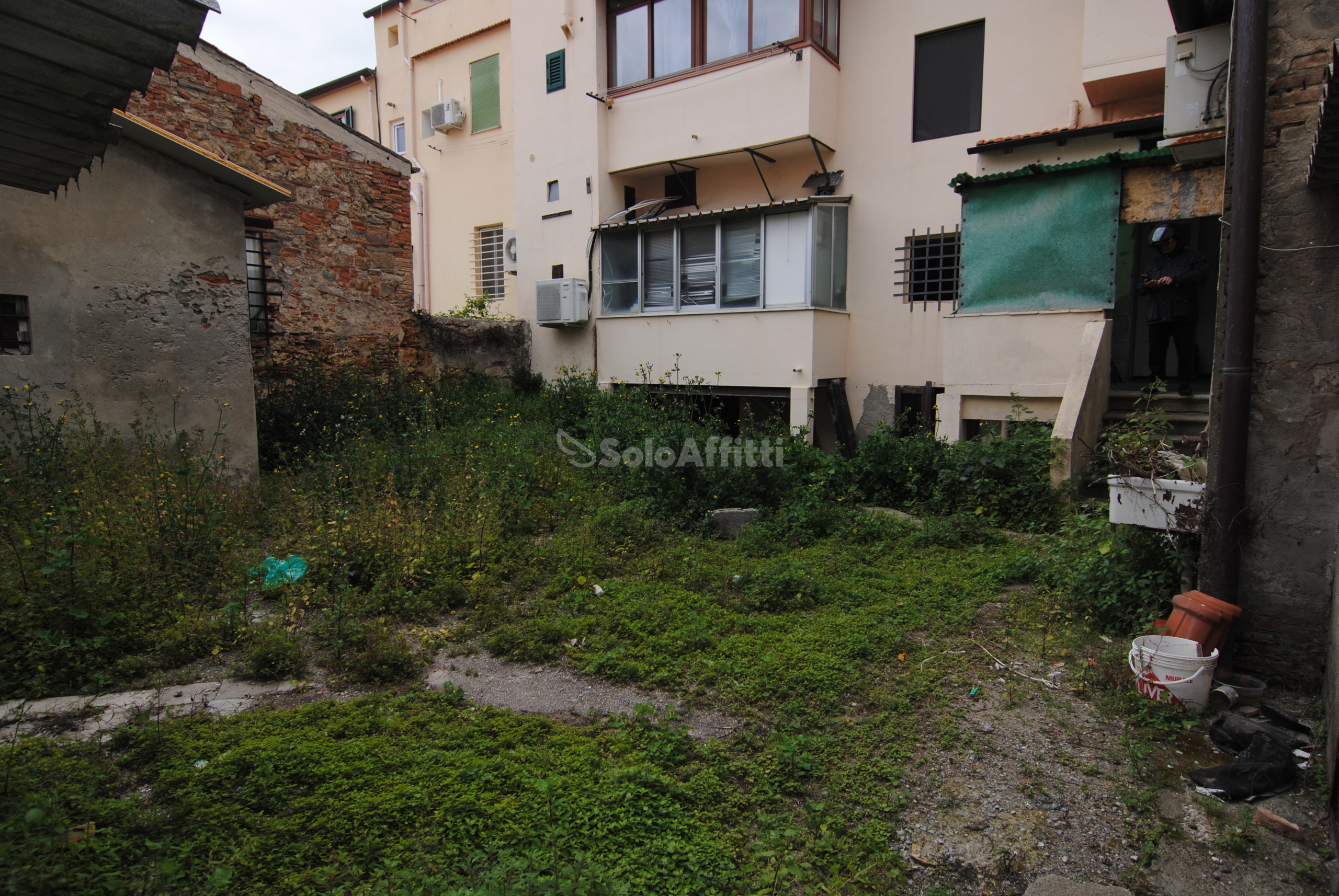 Immagine 15 di Locale commerciale in affitto  a Livorno