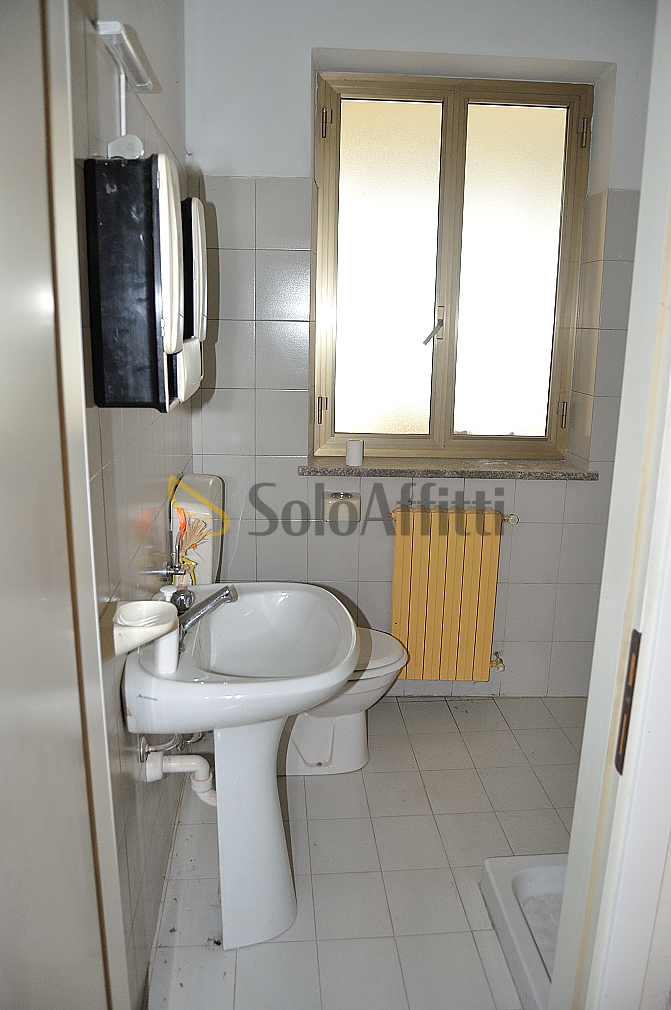 Immagine 6 di Locale commerciale in affitto  in Via Fratelli Rosselli 7 a Settimo Torinese