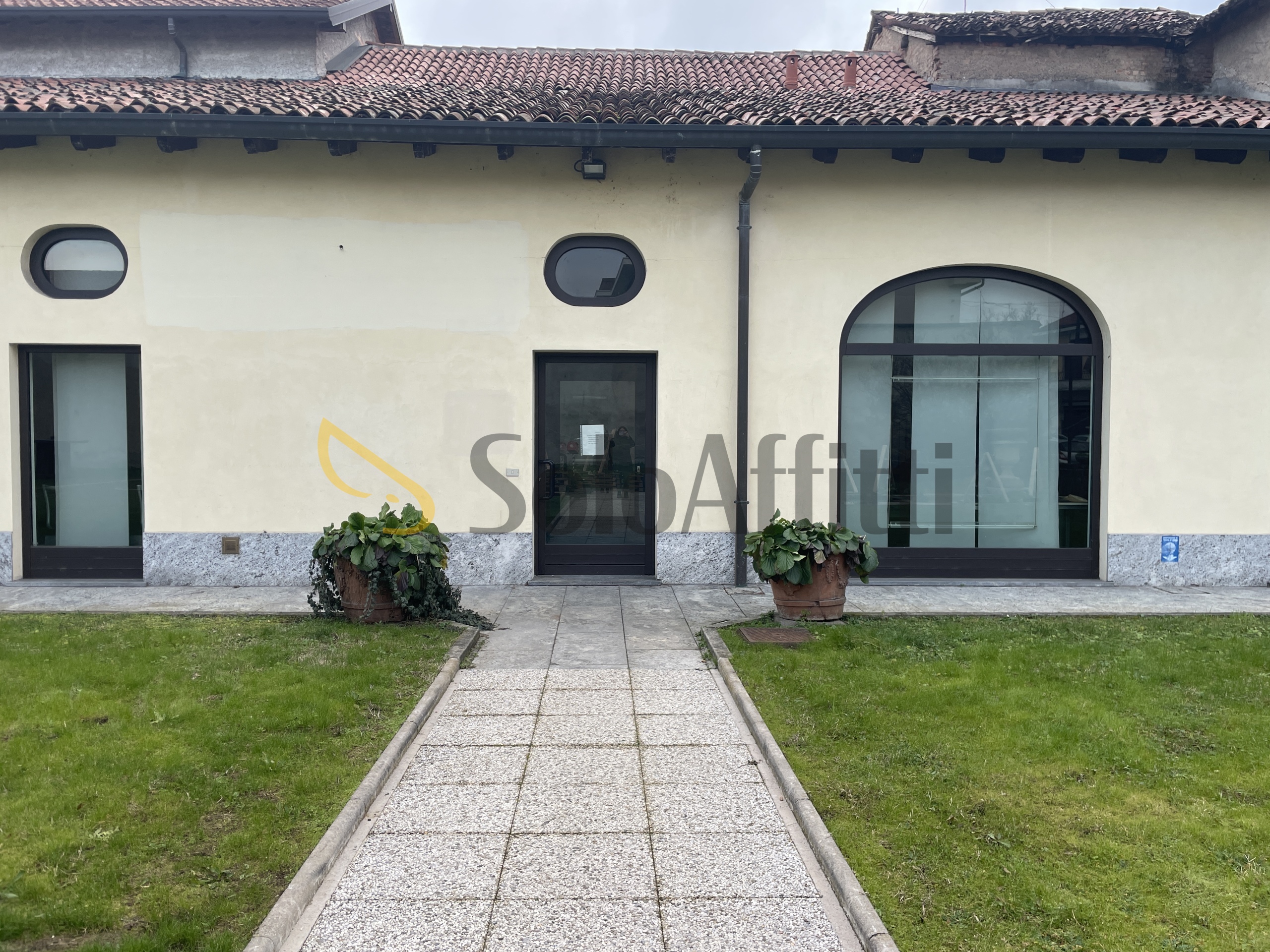 Immagine 14 di Locale commerciale in affitto  in Piazza Baracca 18 a Buscate