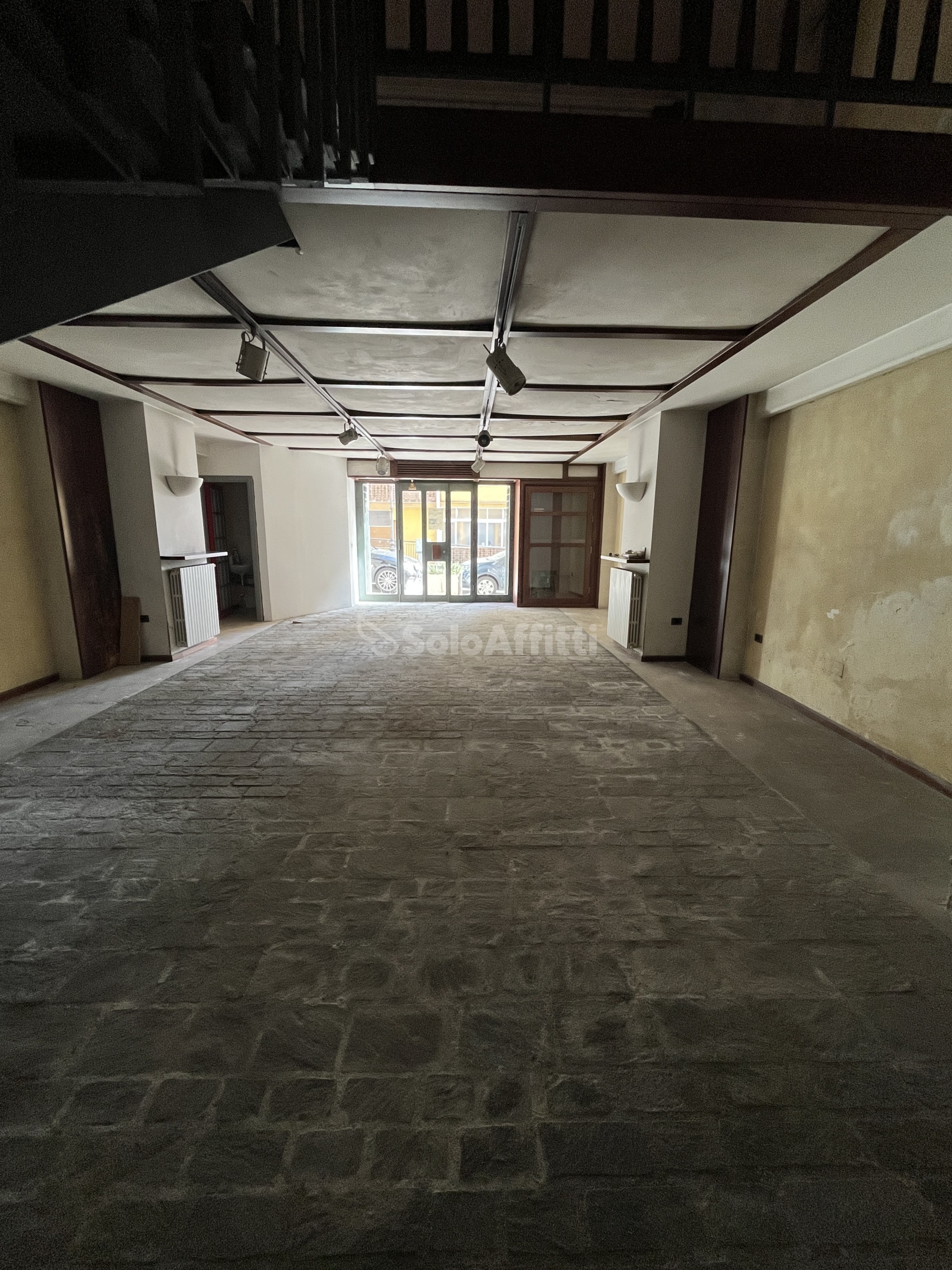 Immagine 19 di Locale commerciale in affitto  in Via Nicola Vaccaro a Potenza