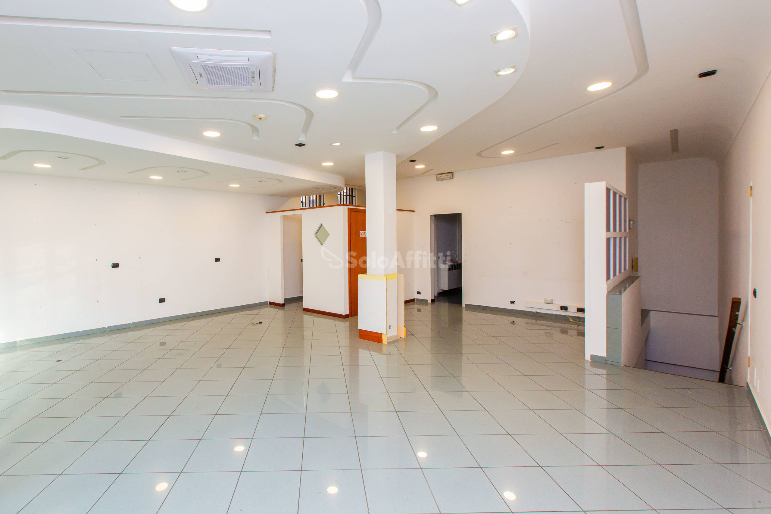 Immagine 43 di Locale commerciale in affitto  in Viale Lombardia 14 a Busto Arsizio