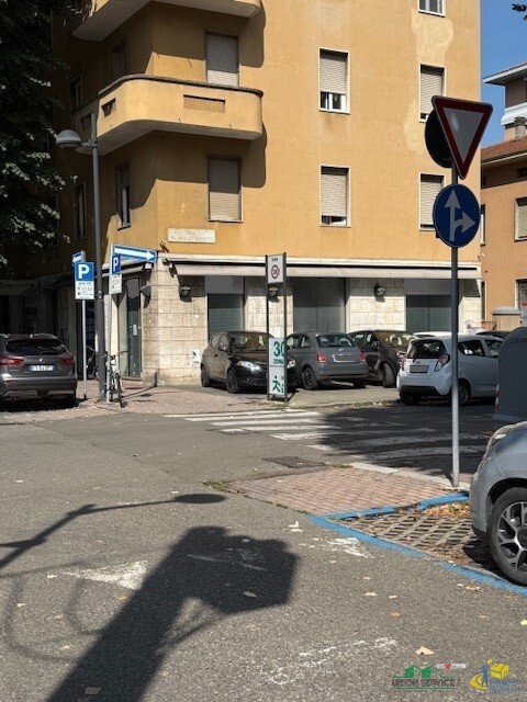 Immagine 1 di Locale commerciale in affitto  in Viale Antonio Gramsci 27A a Parma