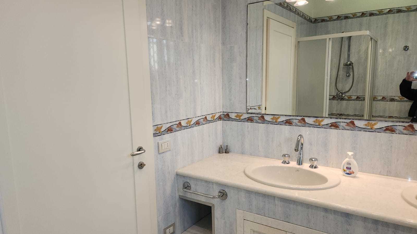 Immagine 9 di Appartamento in vendita  a Viareggio