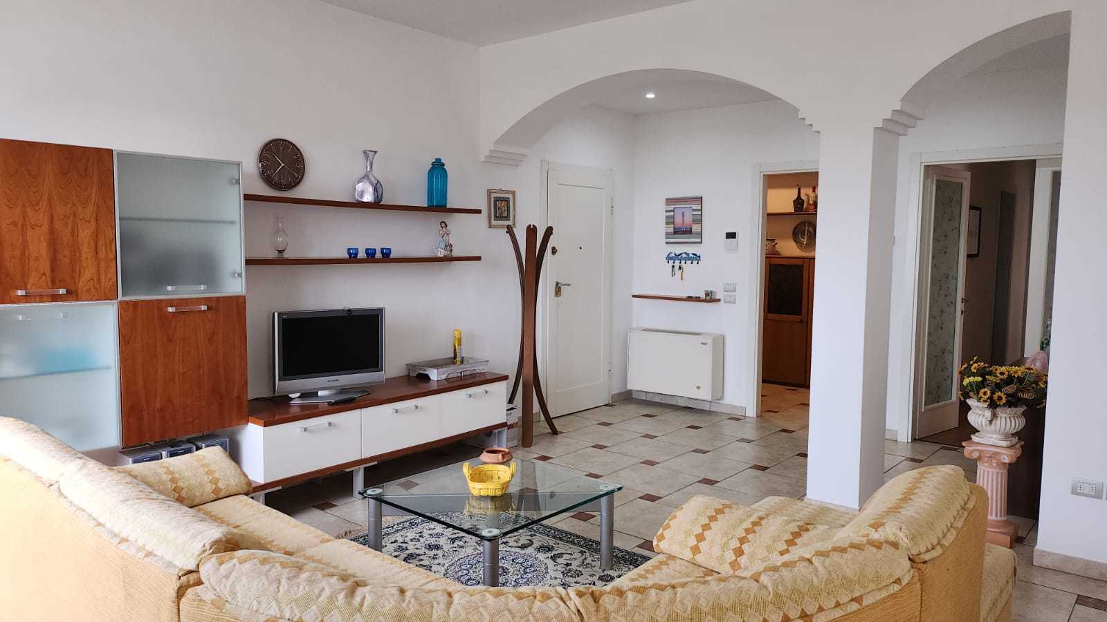 Immagine 15 di Appartamento in vendita  a Viareggio