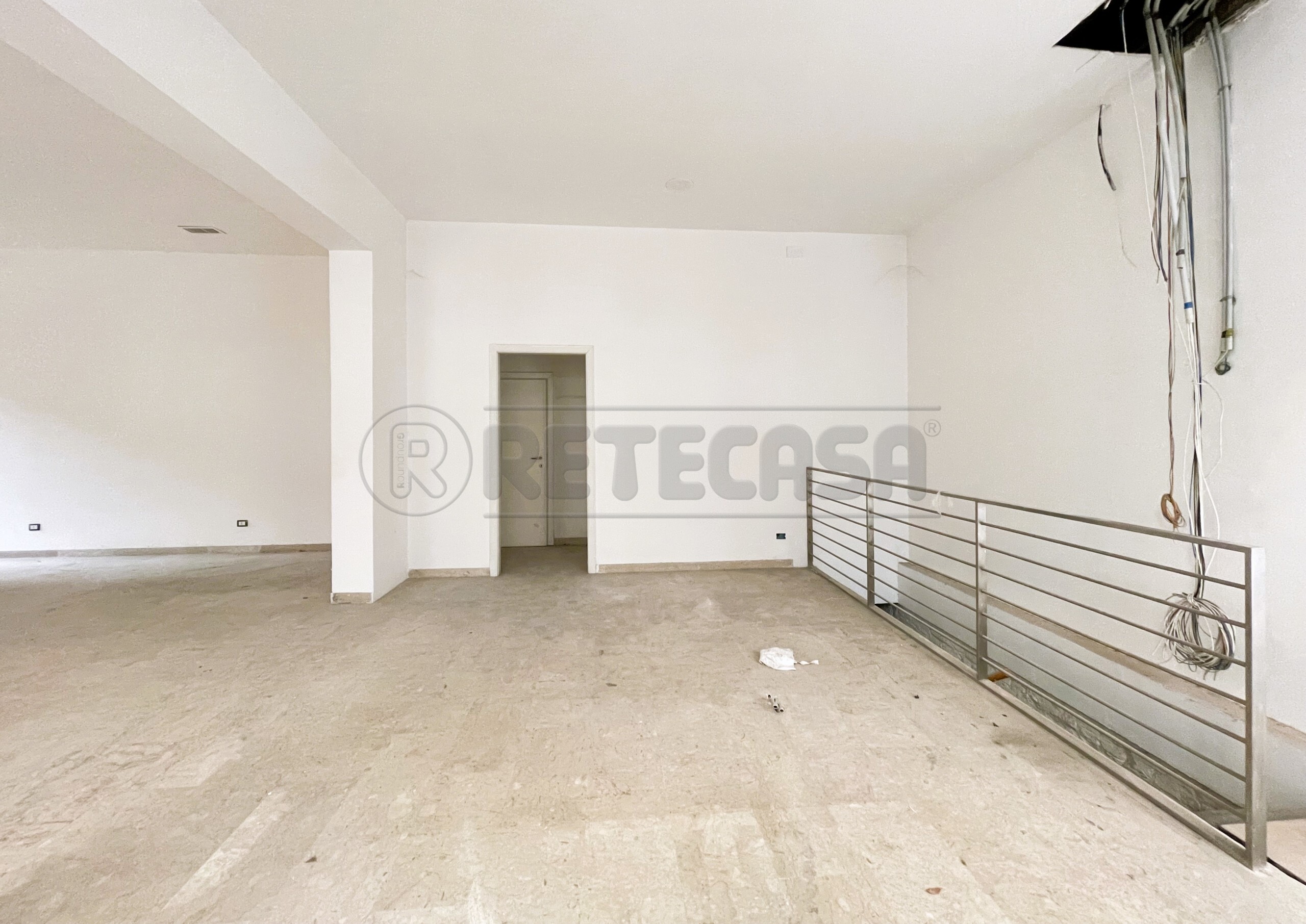 Immagine 5 di Locale commerciale in vendita  in Riviera dei Ponti Romani 13 a Padova