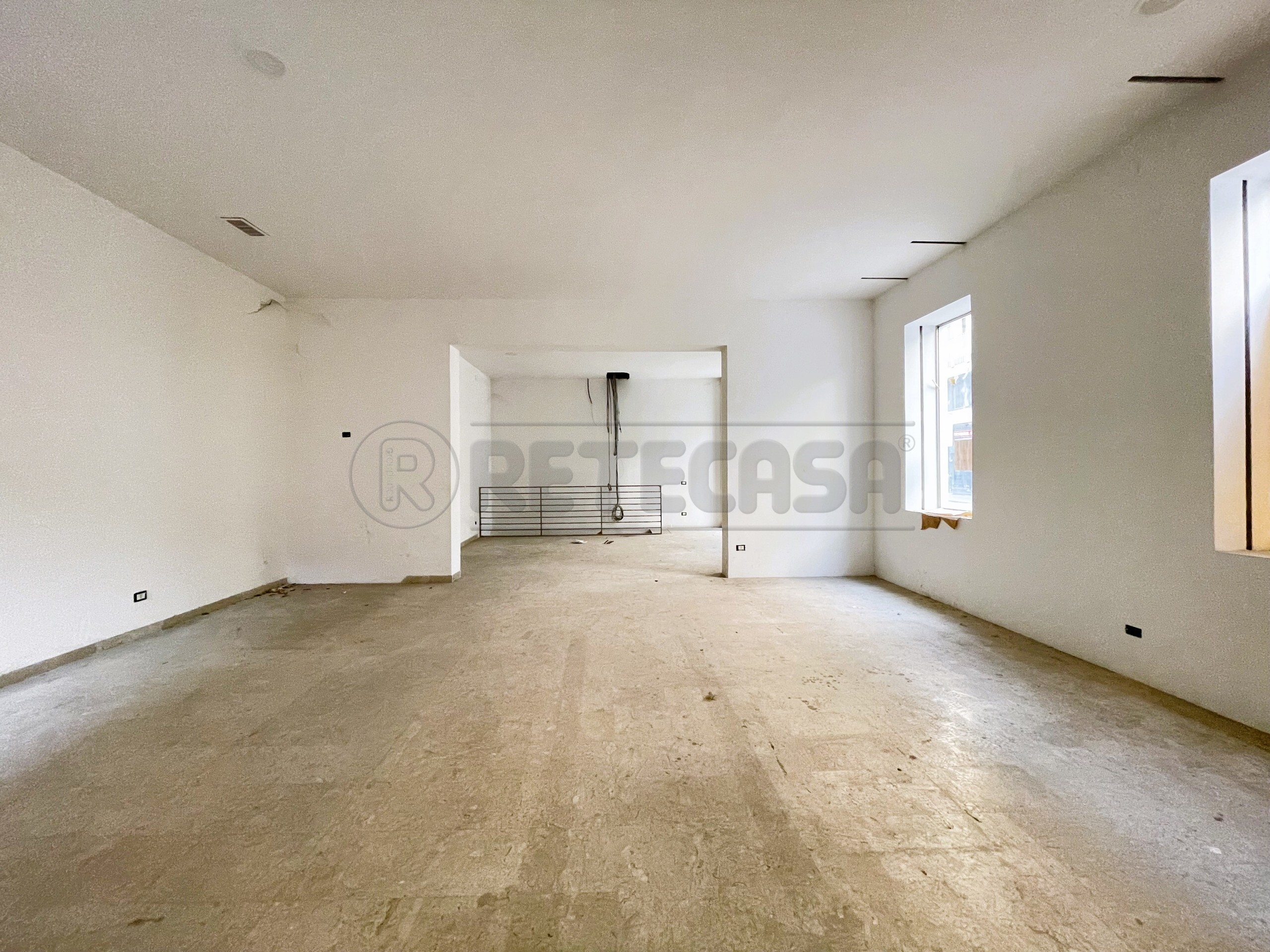 Immagine 15 di Locale commerciale in vendita  in Riviera dei Ponti Romani 13 a Padova