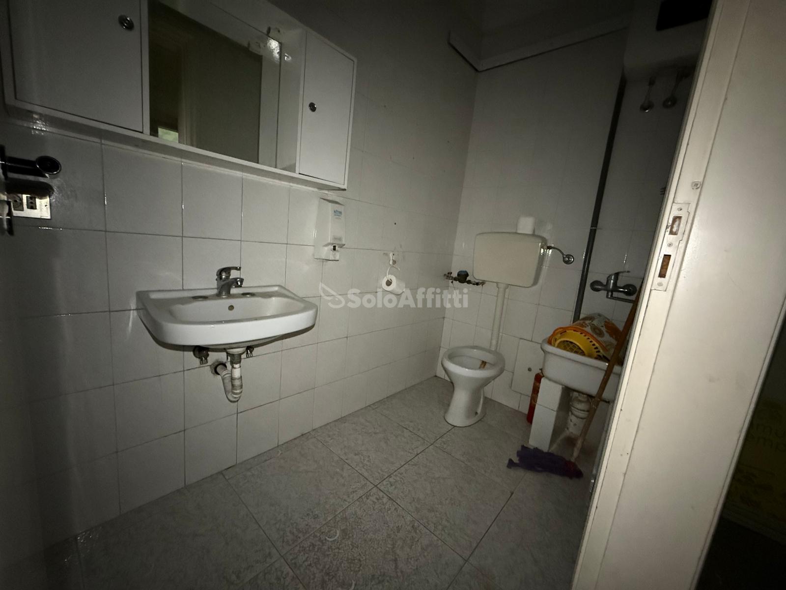 Immagine 9 di Locale commerciale in affitto  in Via Renato de Martino 4 a Caserta