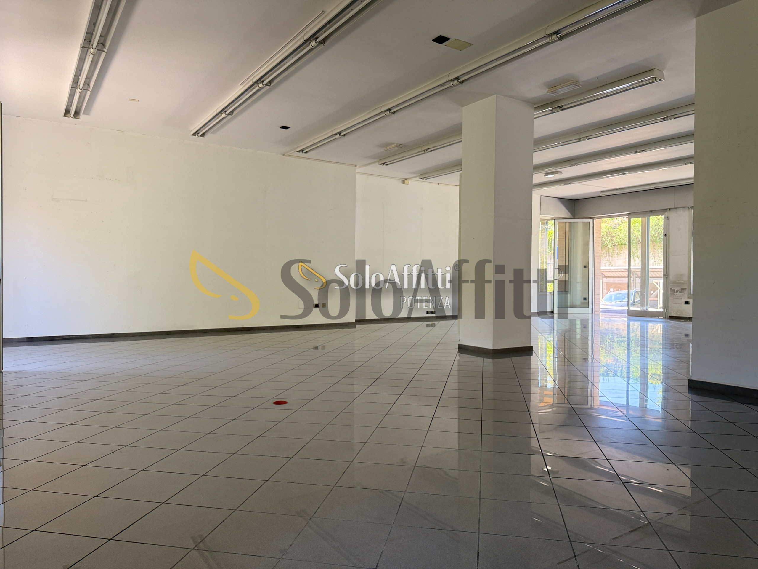 Immagine 9 di Locale commerciale in affitto  in Via Parigi 44, 46 a Potenza