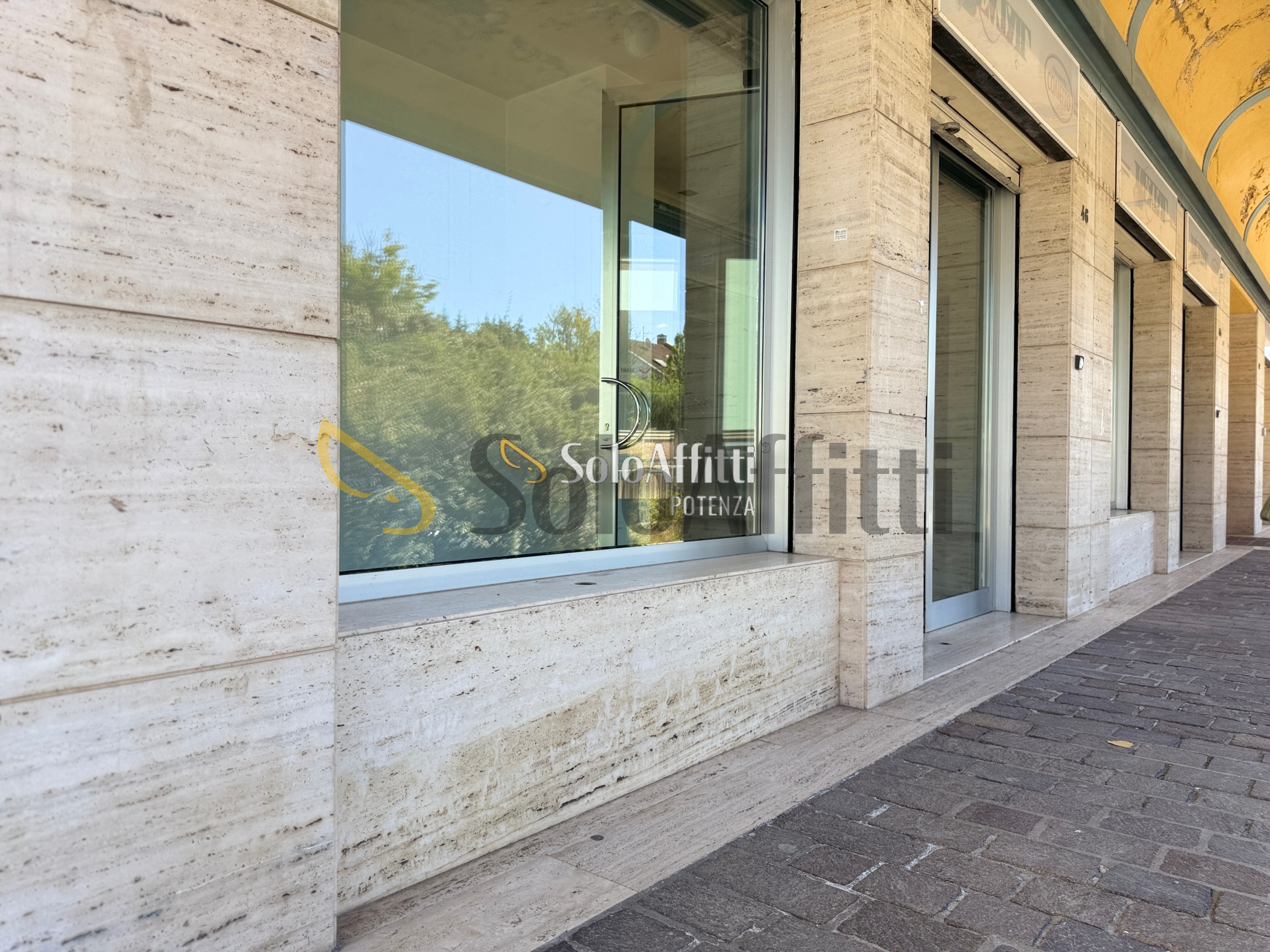 Immagine 4 di Locale commerciale in affitto  in Via Parigi 44, 46 a Potenza