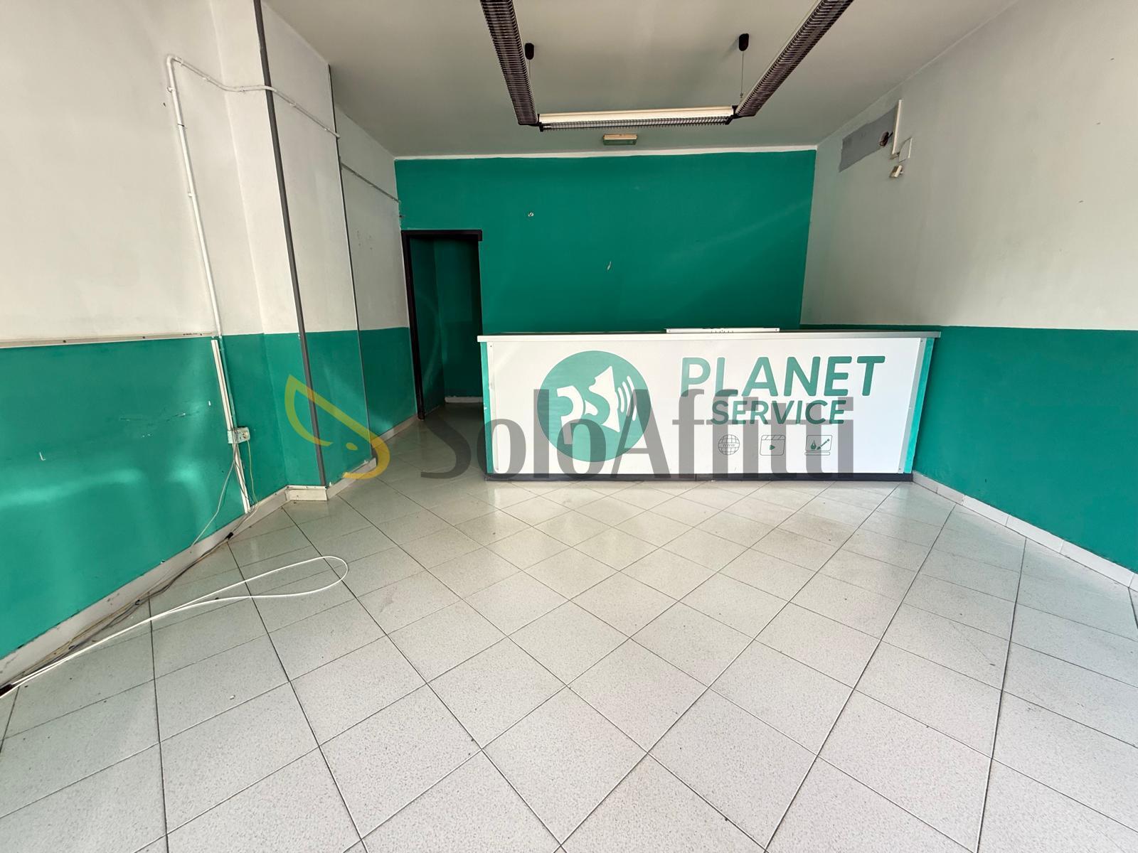 Immagine 2 di Locale commerciale in affitto  in Via John Fitzgerald Kennedy 26 a Caserta