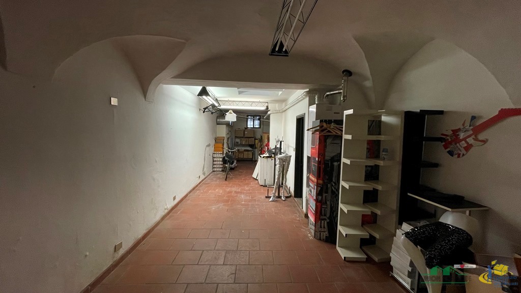 Immagine 10 di Locale commerciale in vendita  in Strada Garibaldi a Parma
