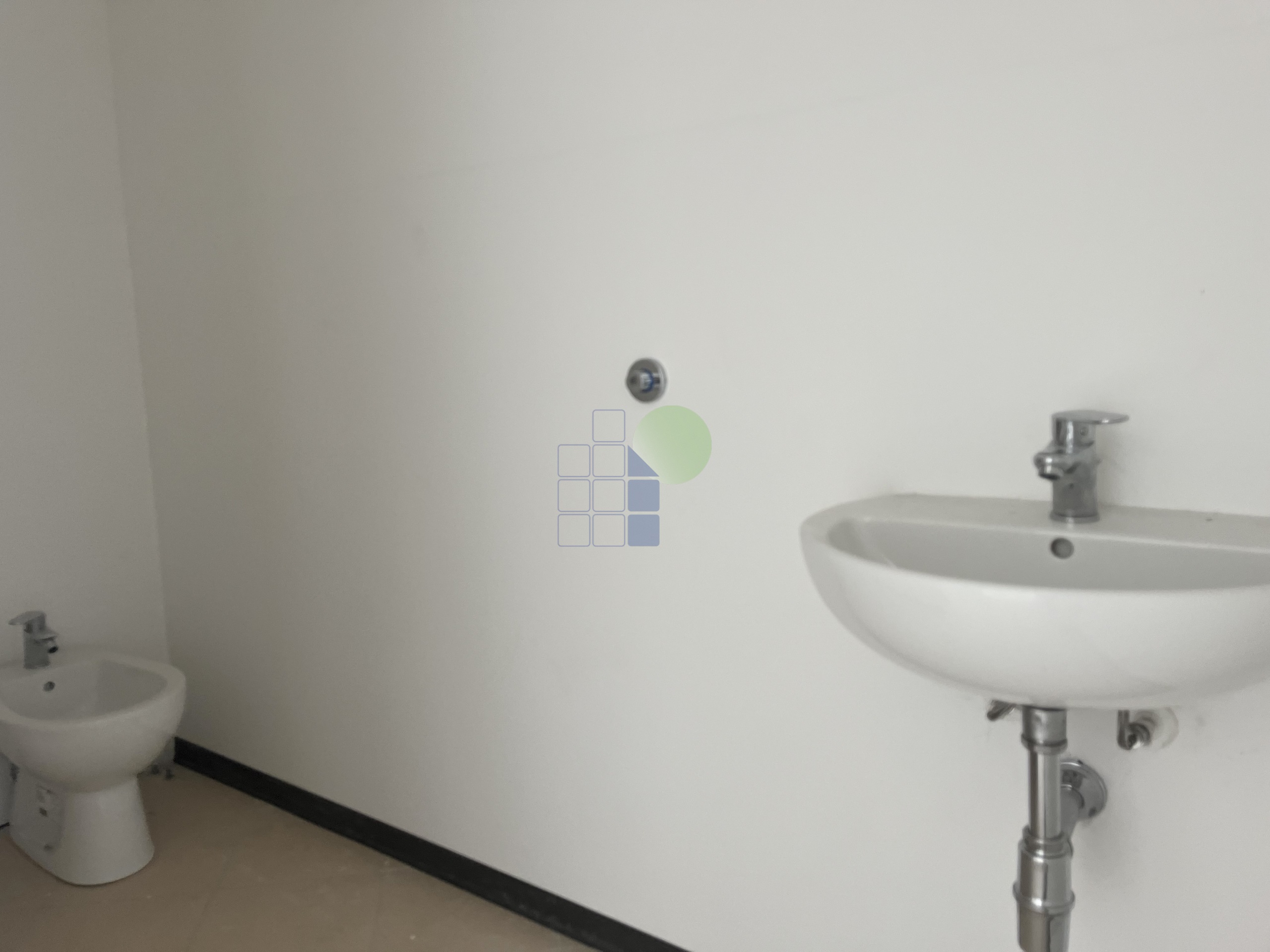 Immagine 6 di Attività artigianale in affitto  in Via Pian di Rota a Livorno