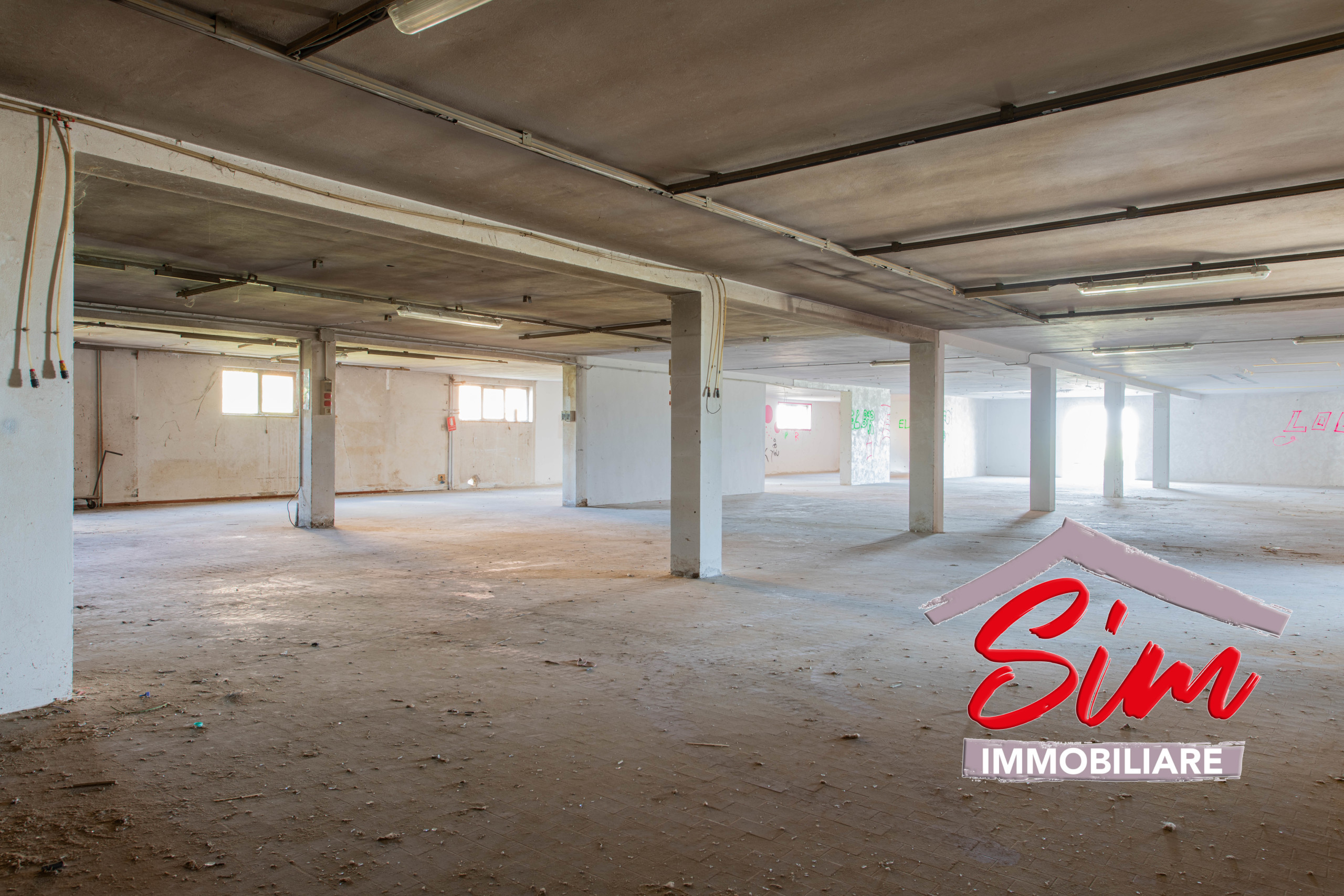 Immagine 11 di Locale commerciale in vendita  in Strada statale 229 del Lago d'Ortatrada provincial sn a Caltignaga