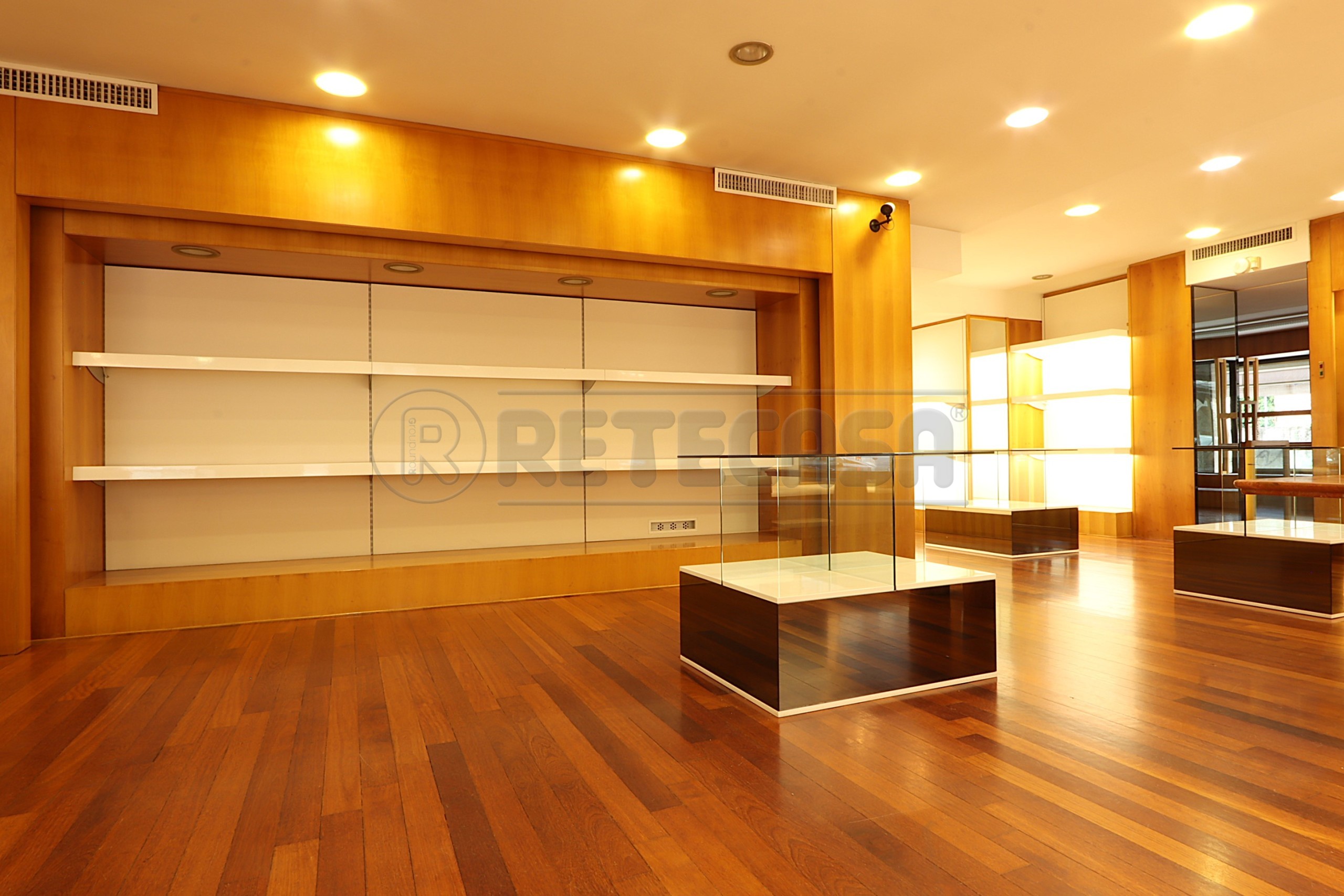 Immagine 1 di Locale commerciale in affitto  a Camisano Vicentino