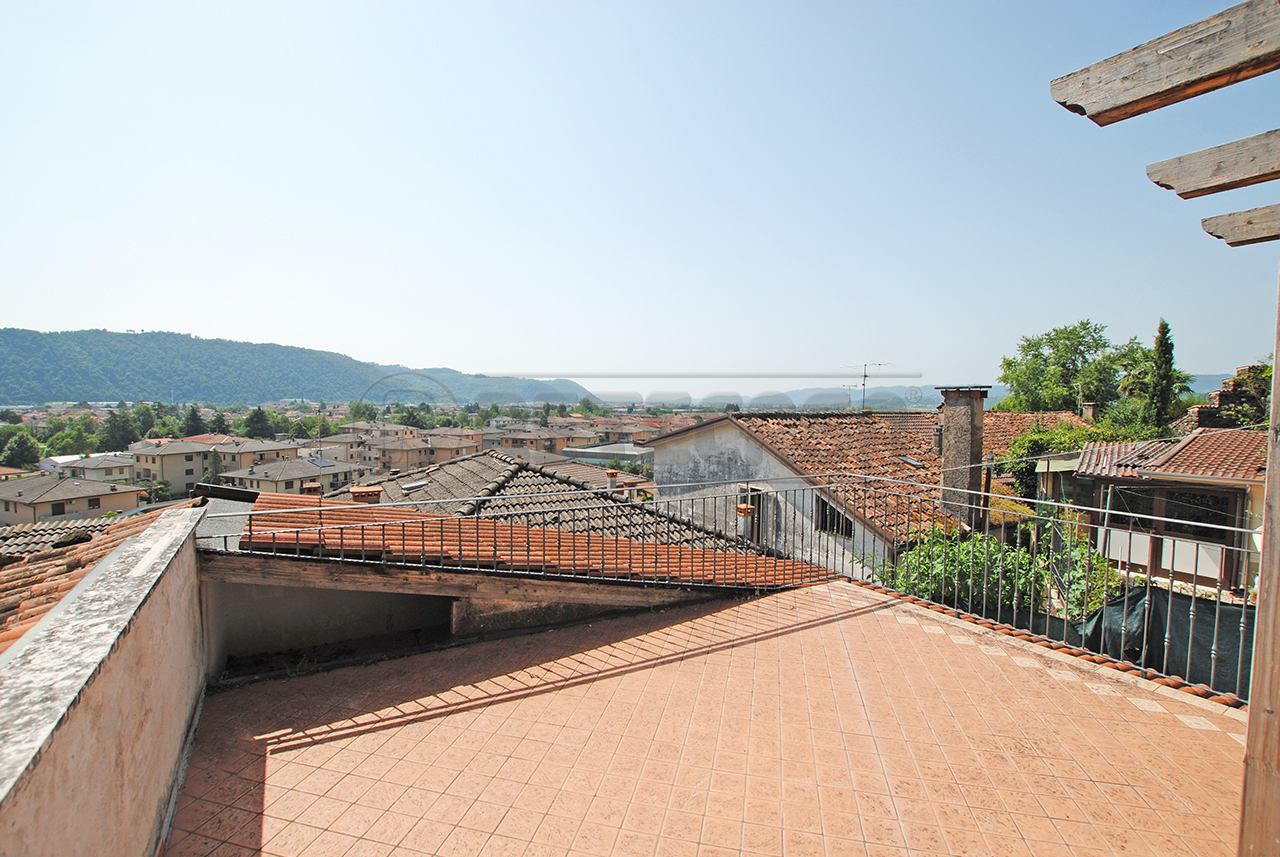 Immagine 3 di Casa indipendente in vendita  in Via C. Battisti 9 a Trissino