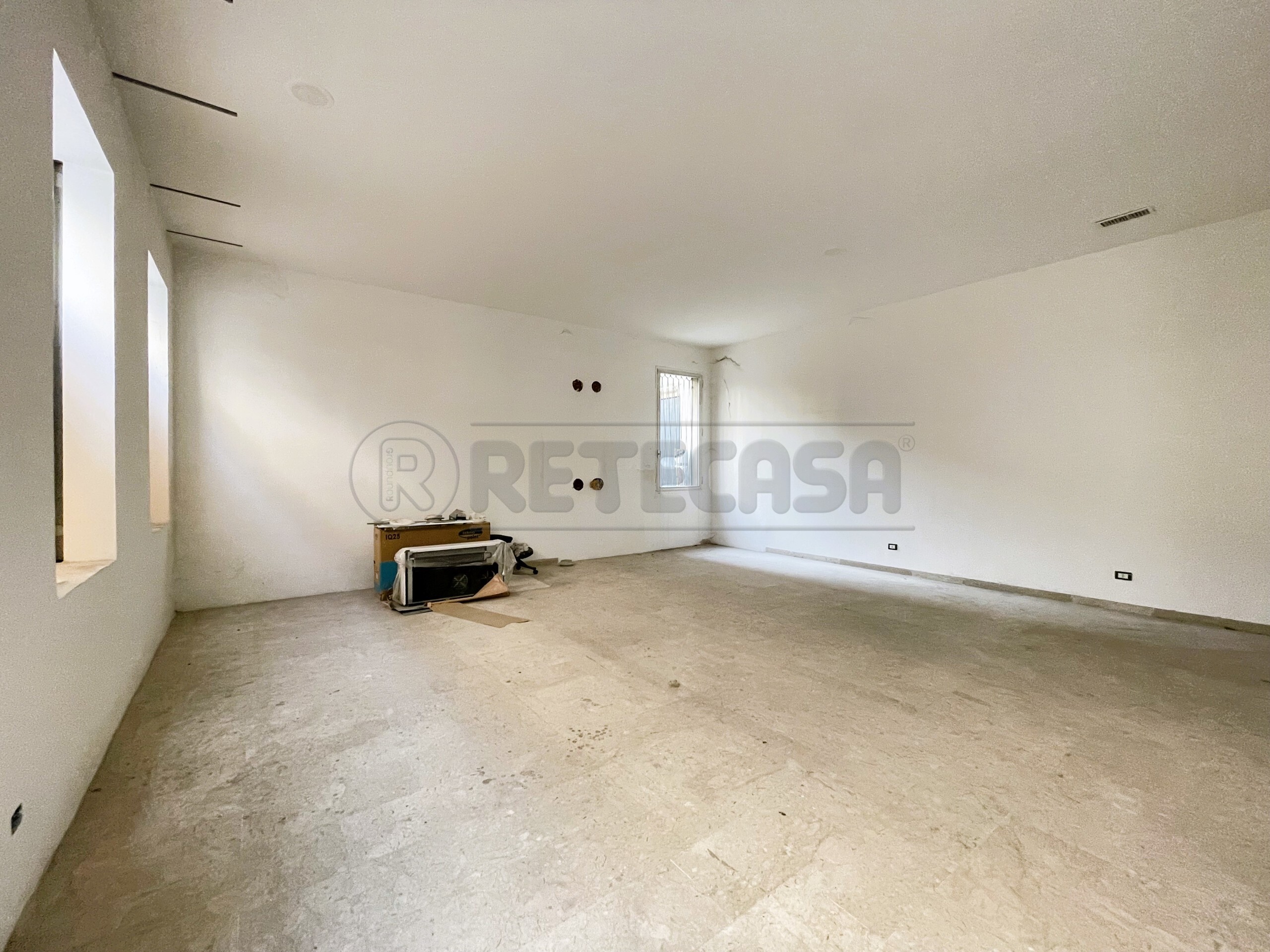 Immagine 18 di Locale commerciale in vendita  in Riviera dei Ponti Romani 13 a Padova