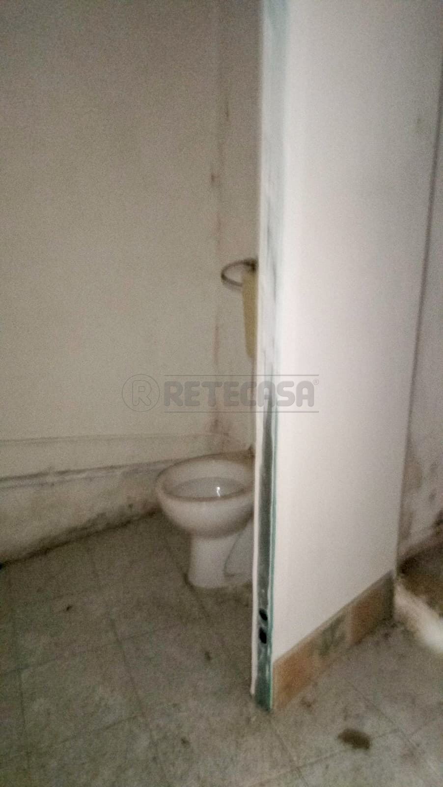 Immagine 7 di Locale commerciale in vendita  in Via Ernesto Cianciolo 74 a Messina