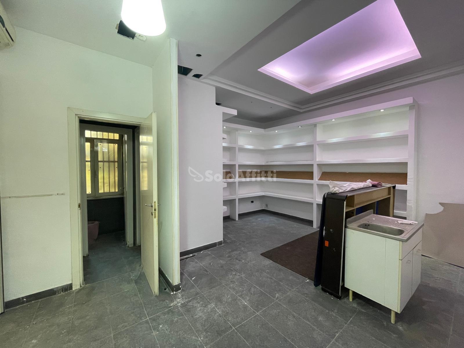 Immagine 10 di Locale commerciale in affitto  in Via Fulvio Renella a Caserta