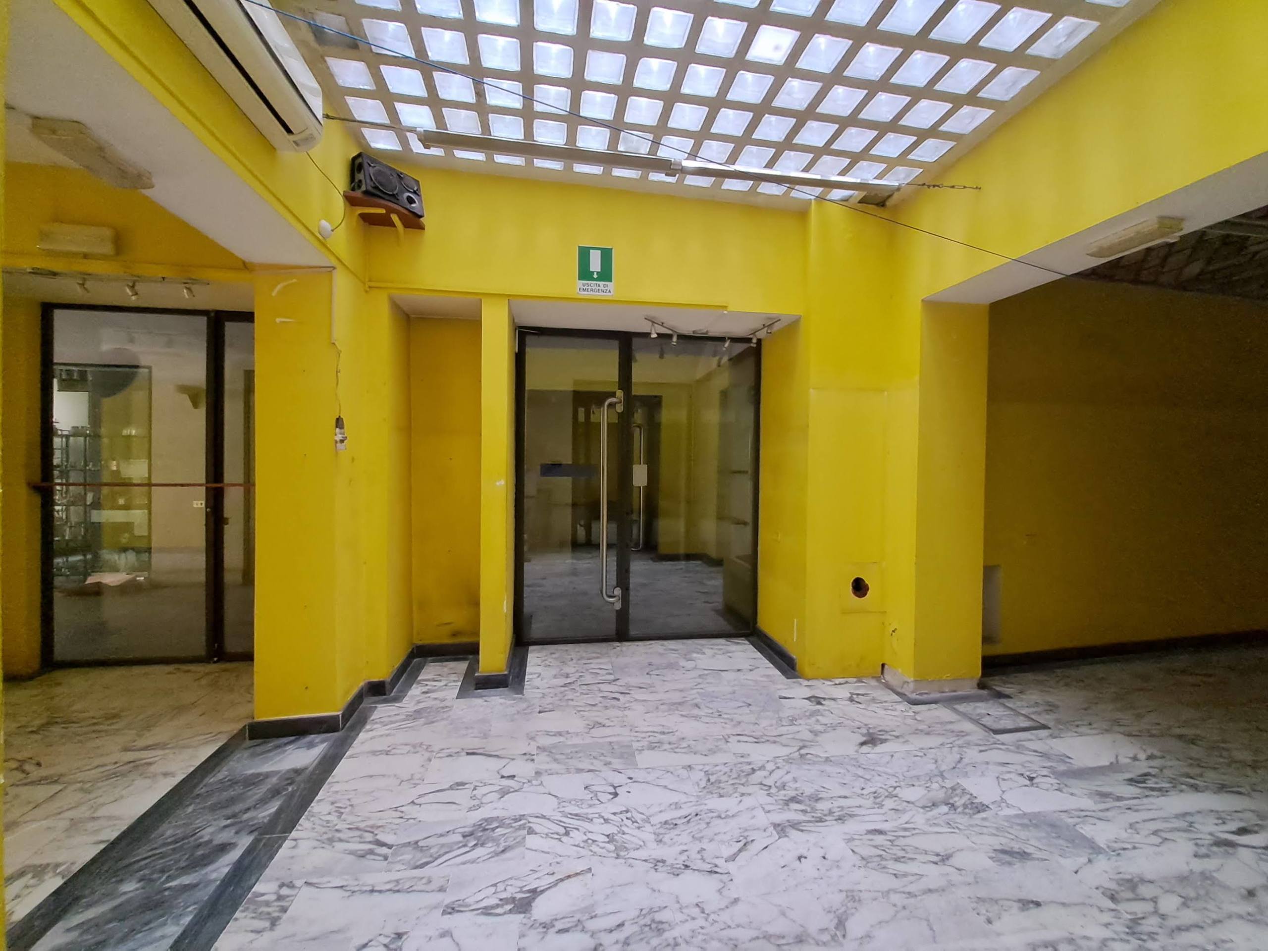 Immagine 9 di Locale commerciale in vendita  in Via Carlo Goldoni 5 a Parma