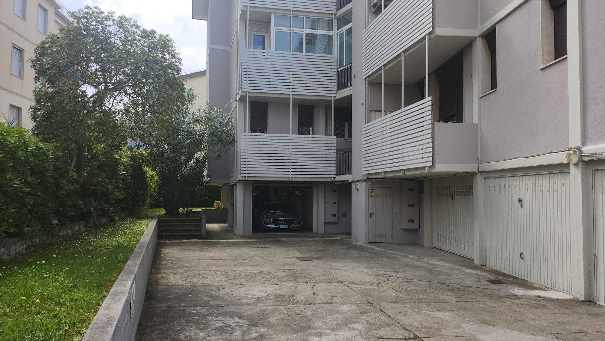 Immagine 17 di Appartamento in vendita  a Viareggio