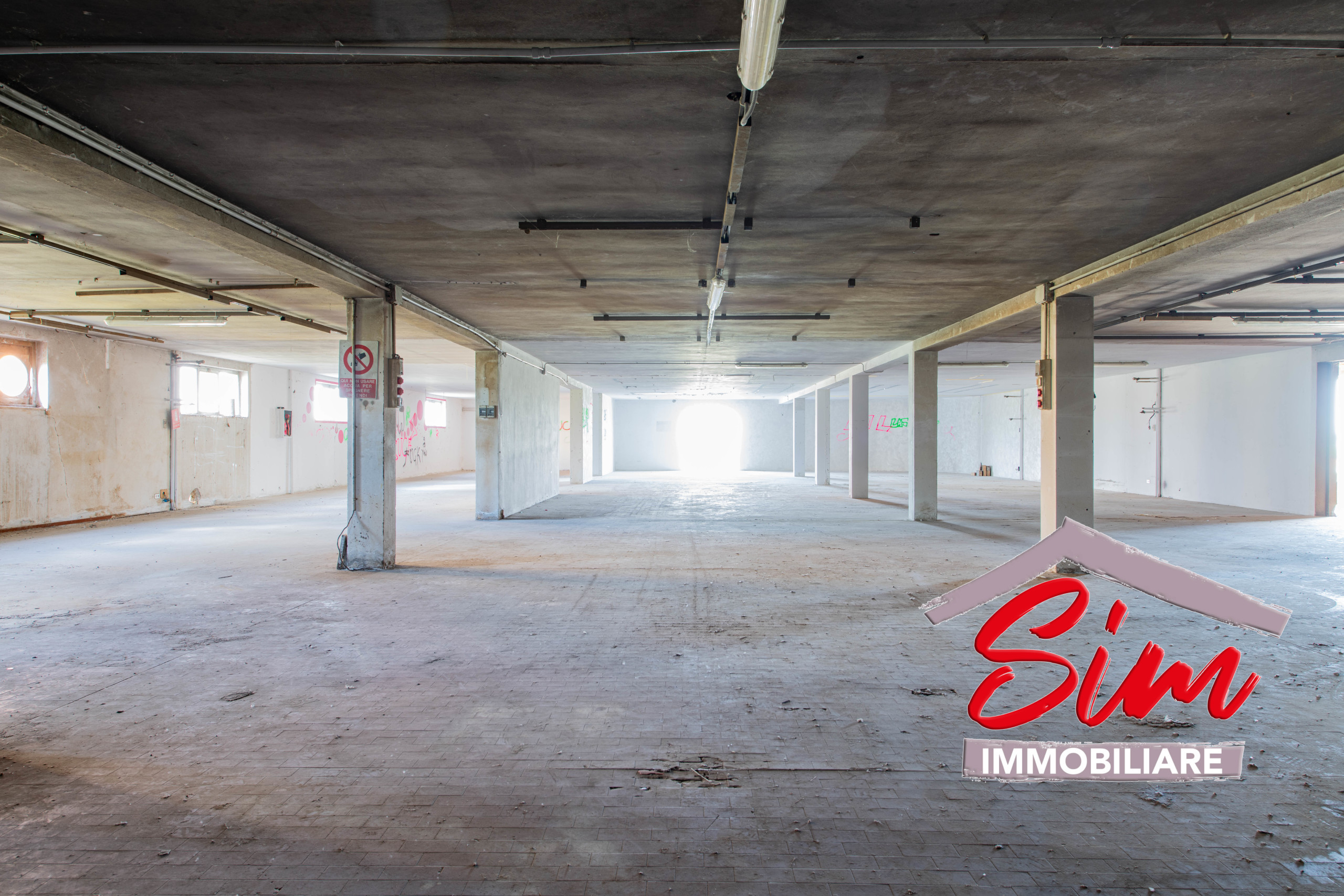 Immagine 10 di Locale commerciale in vendita  in Strada statale 229 del Lago d'Ortatrada provincial sn a Caltignaga