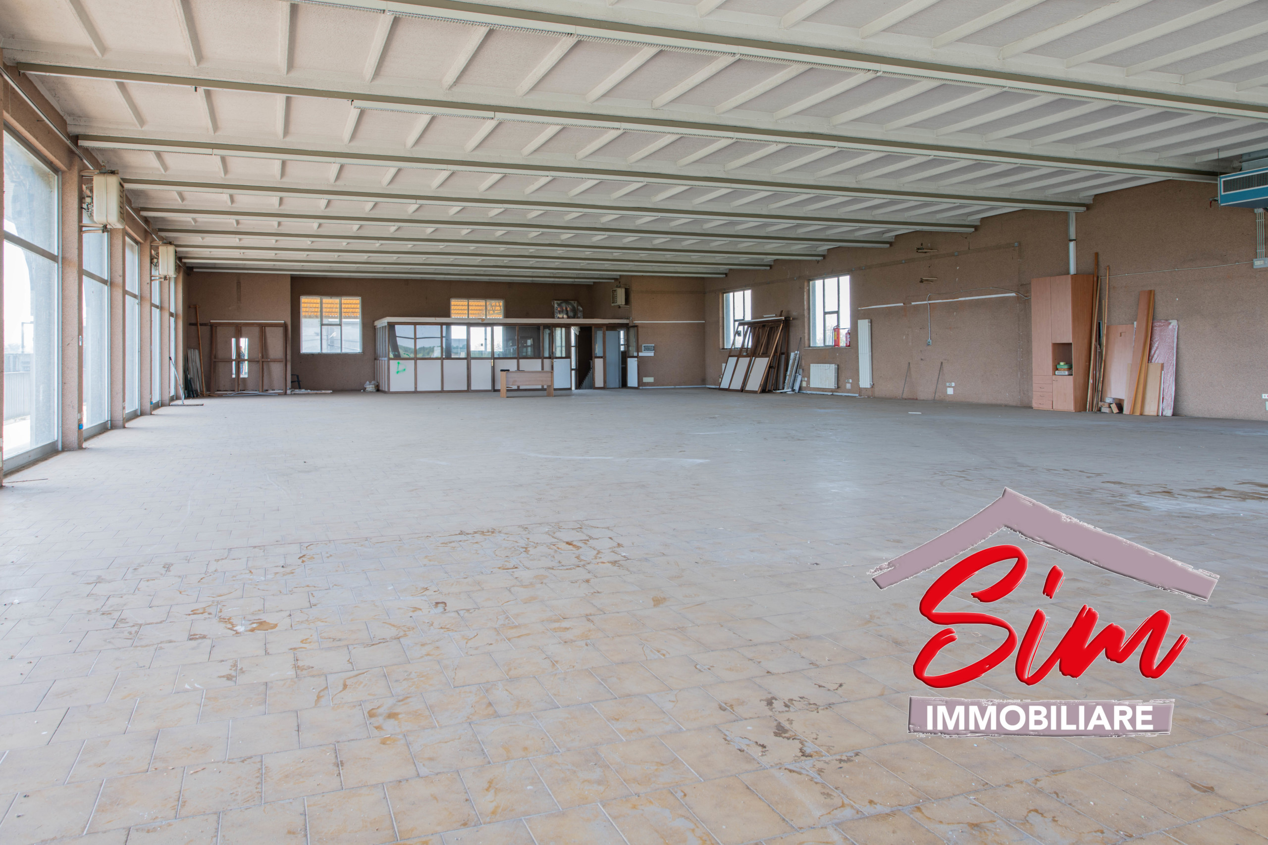 Immagine 7 di Locale commerciale in vendita  in Strada statale 229 del Lago d'Ortatrada provincial sn a Caltignaga