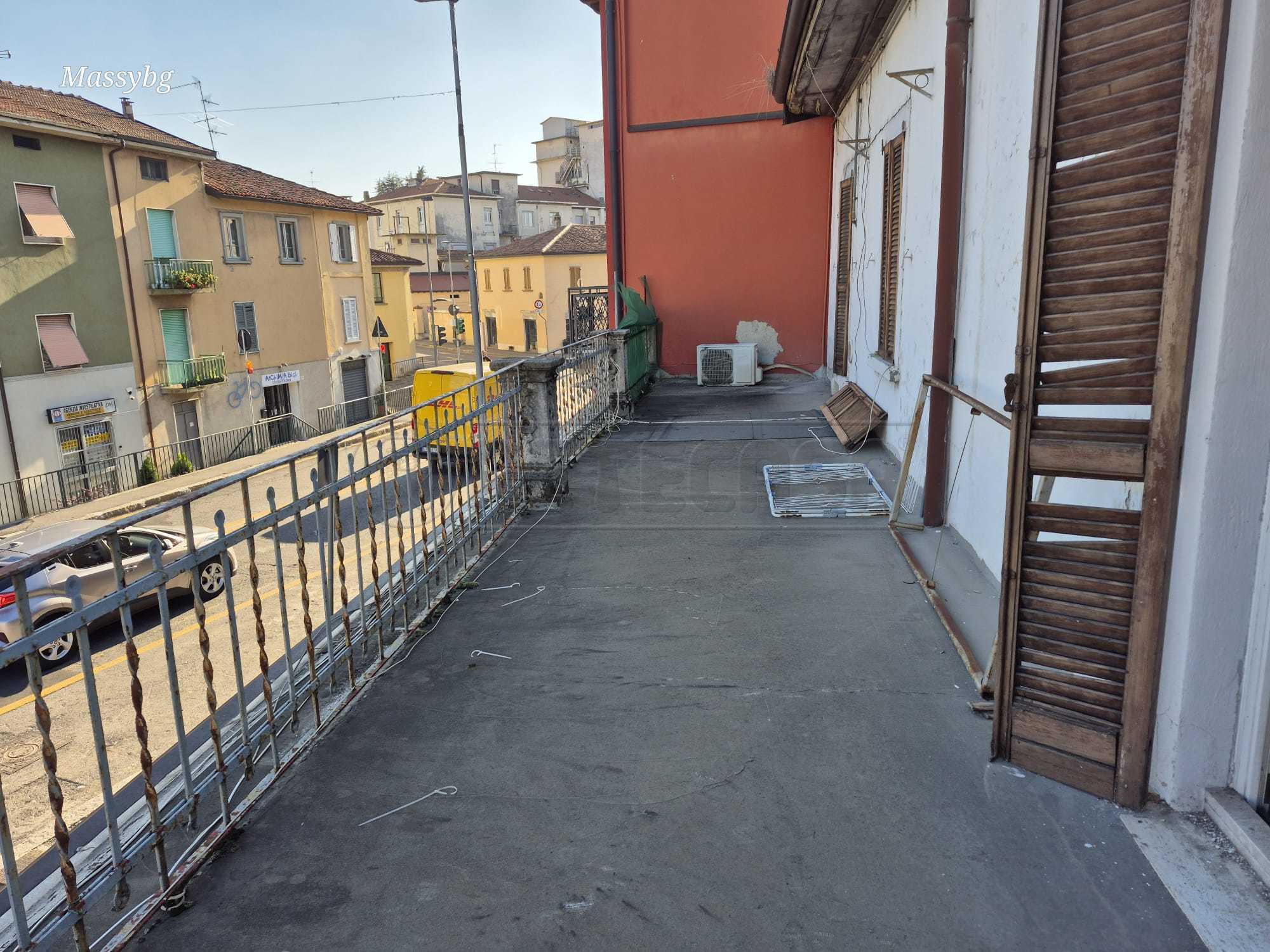 Immagine 12 di Quadrilocale in vendita  in Via Italia 2 a Seriate