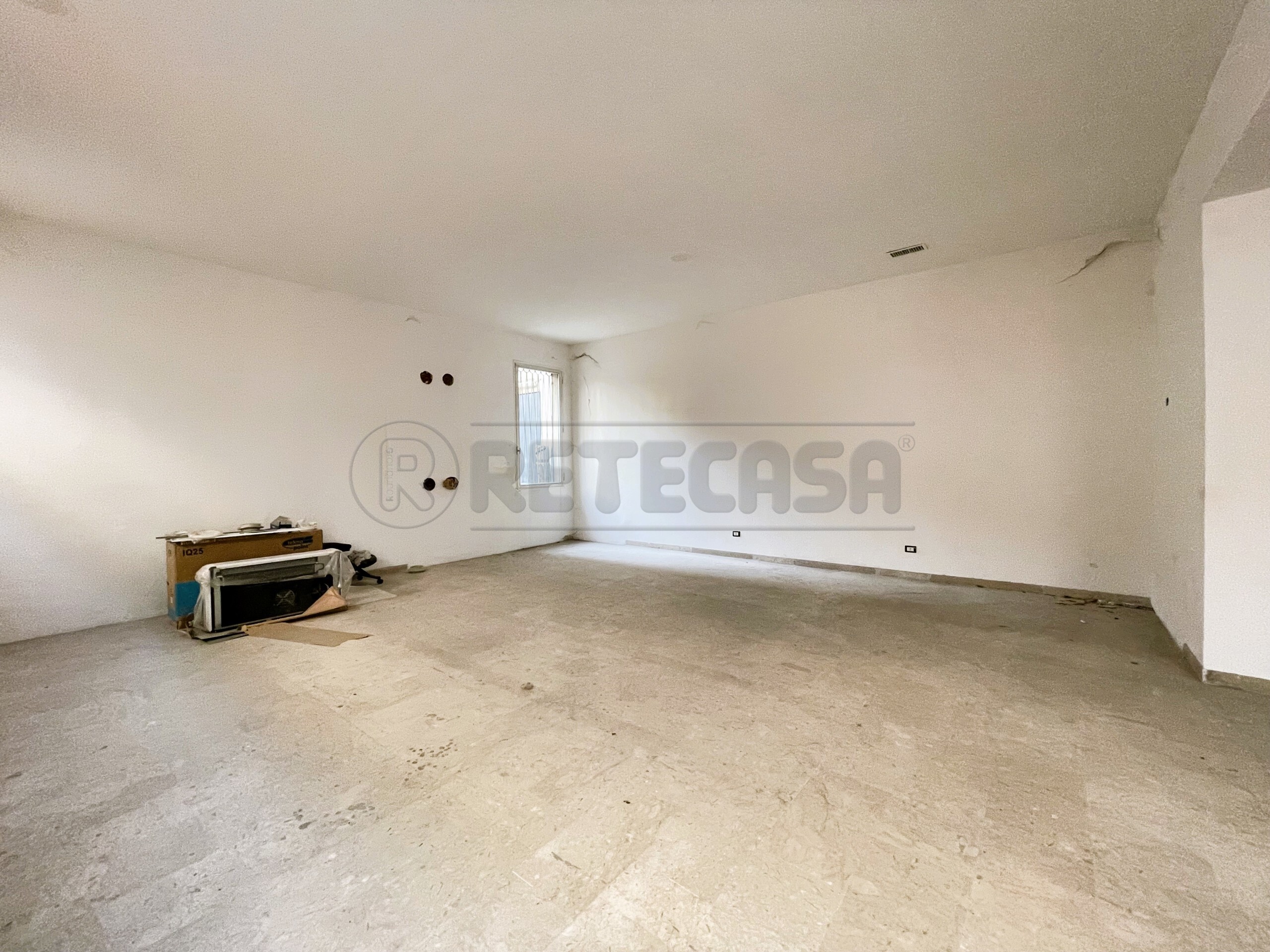 Immagine 17 di Locale commerciale in vendita  in Riviera dei Ponti Romani 13 a Padova