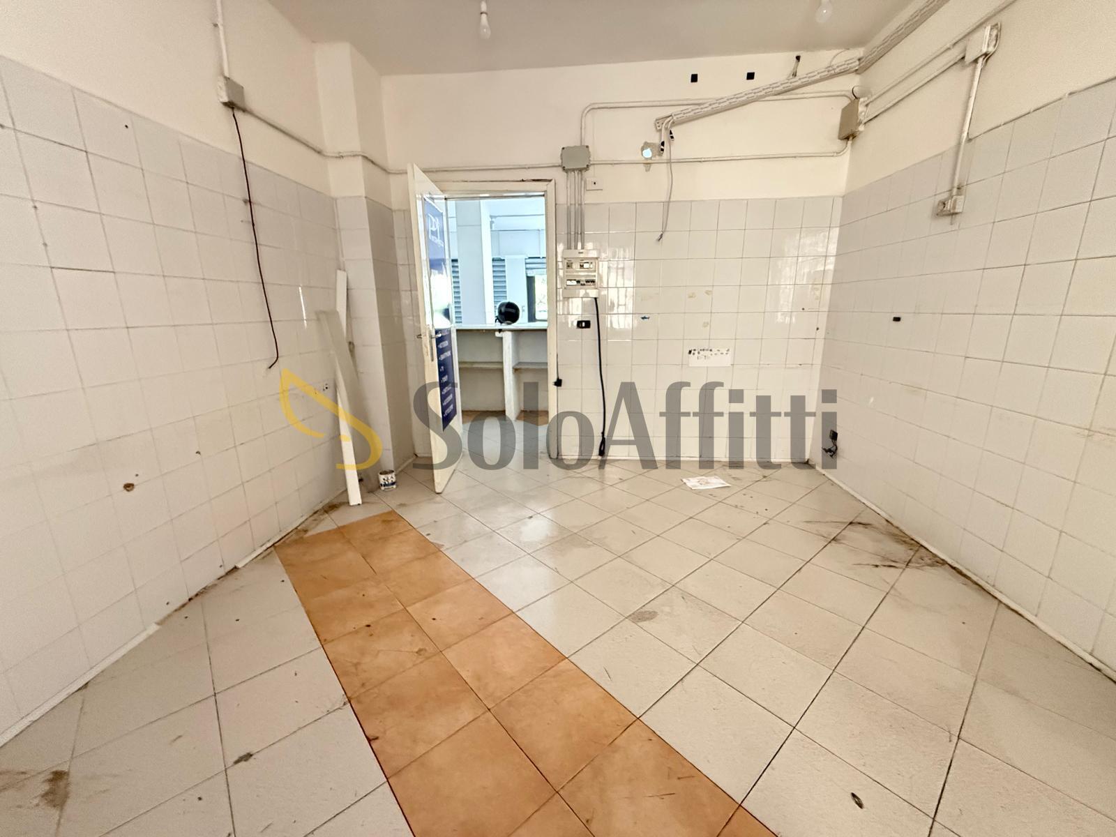 Immagine 19 di Locale commerciale in affitto  in Via John Fitzgerald Kennedy 26 a Caserta