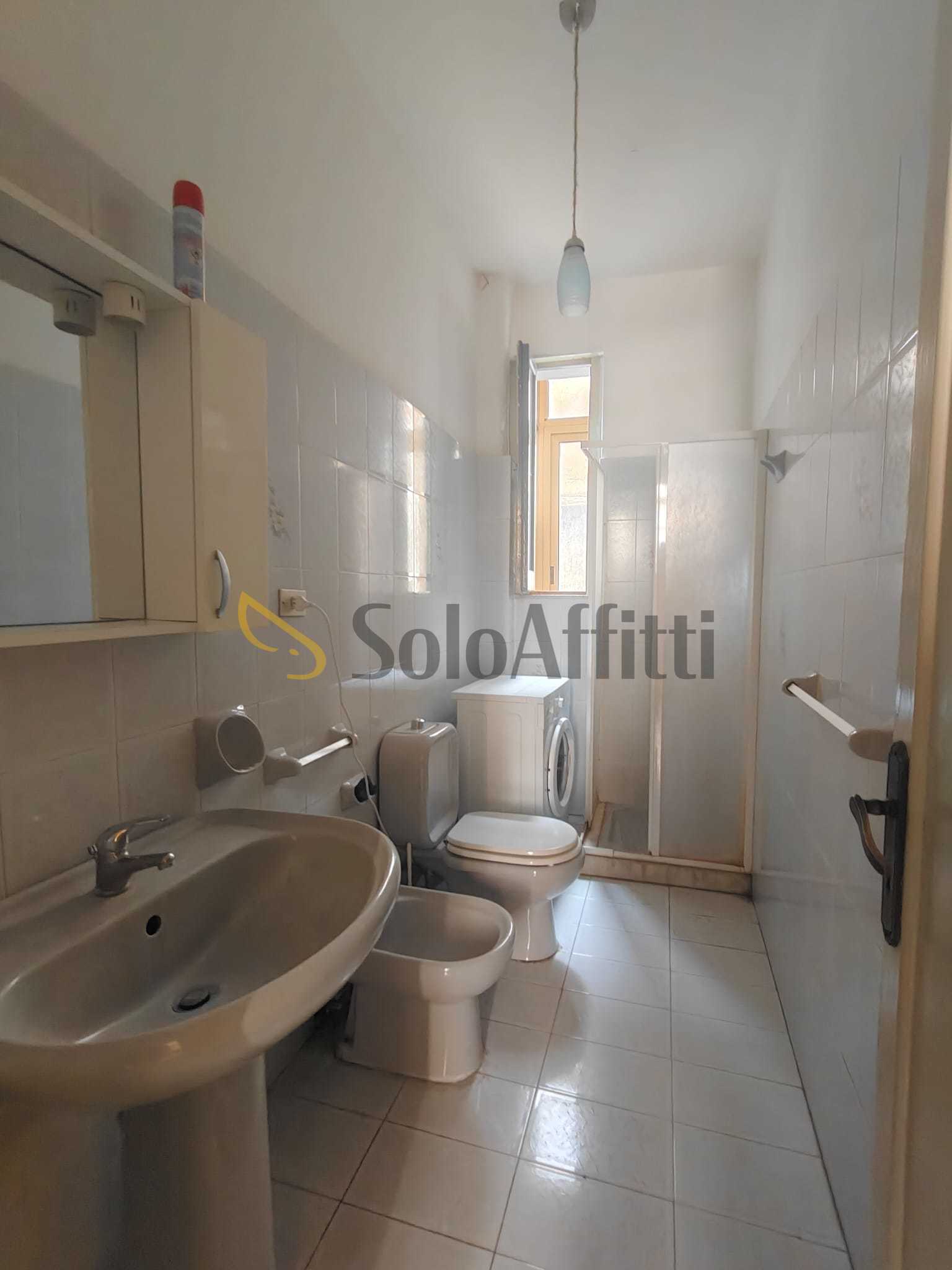 Immagine 10 di Stanza singola in affitto  a Catania