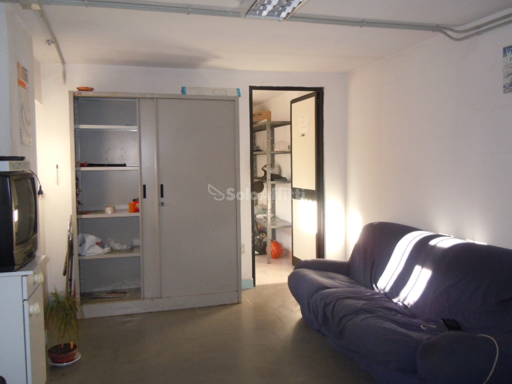 Immagine 4 di Locale commerciale in affitto  a Catanzaro