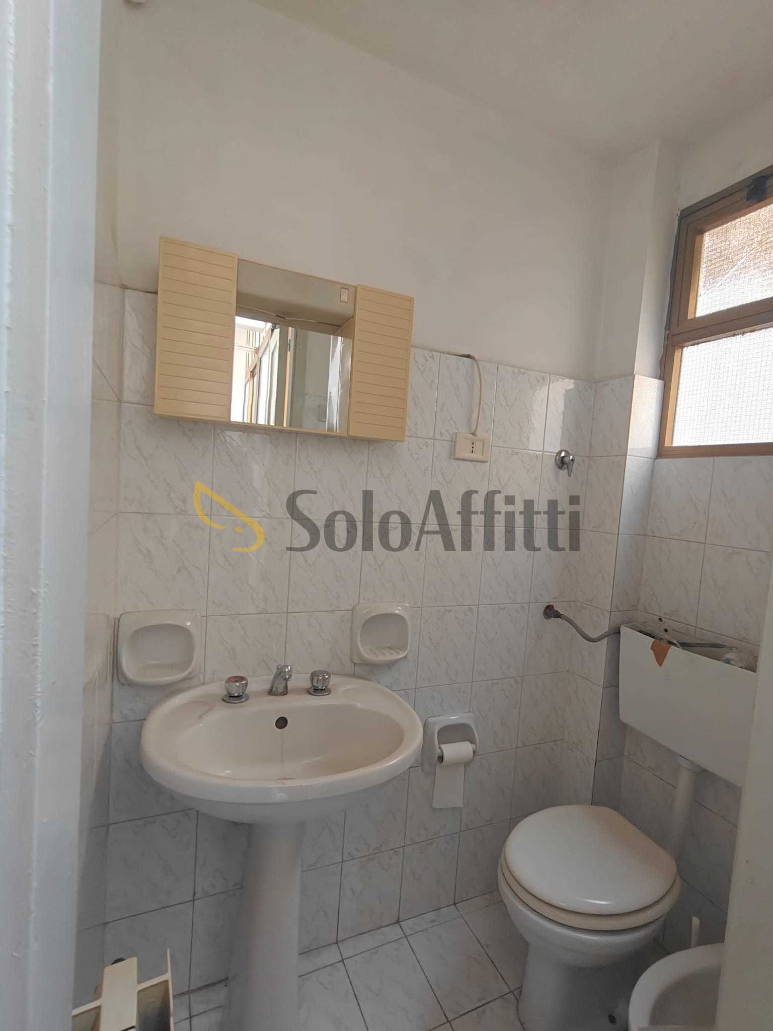 Immagine 11 di Stanza singola in affitto  a Catania