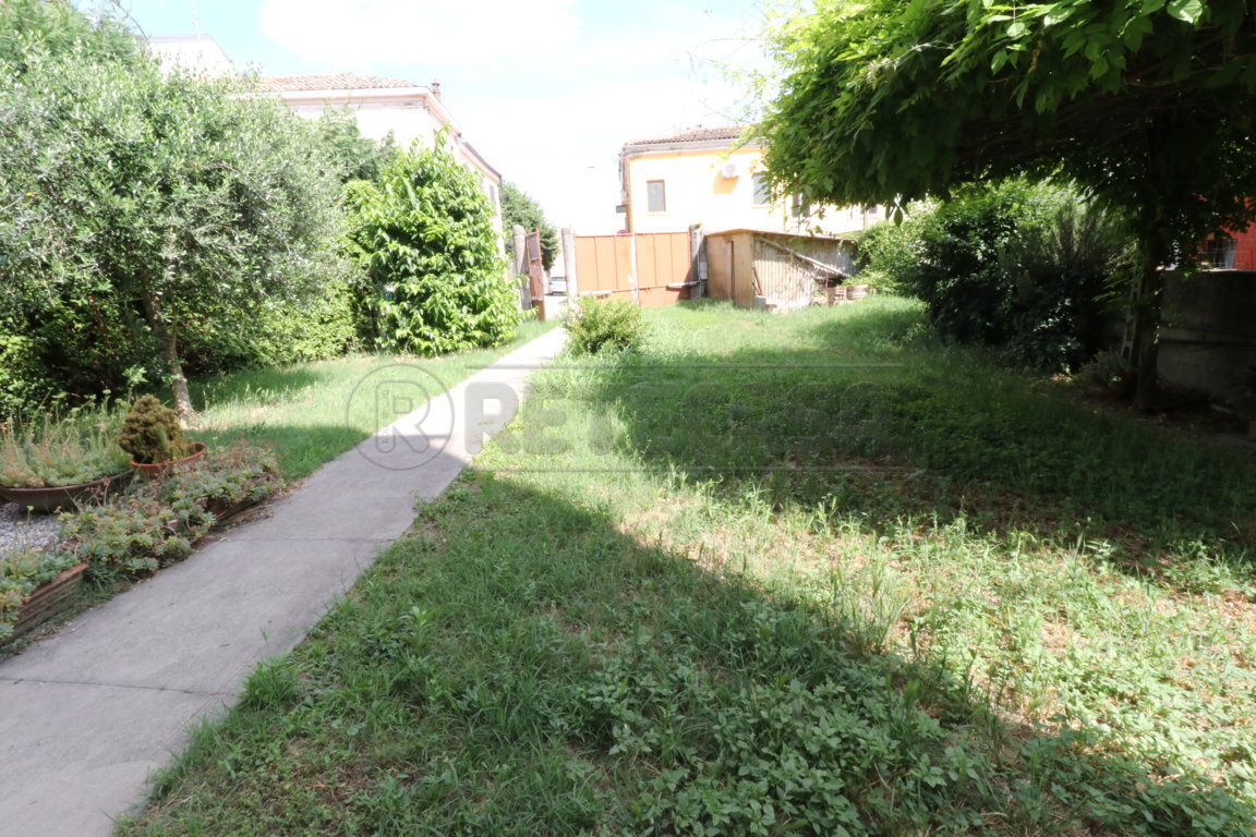 Immagine 2 di Villa in vendita  a Bondeno