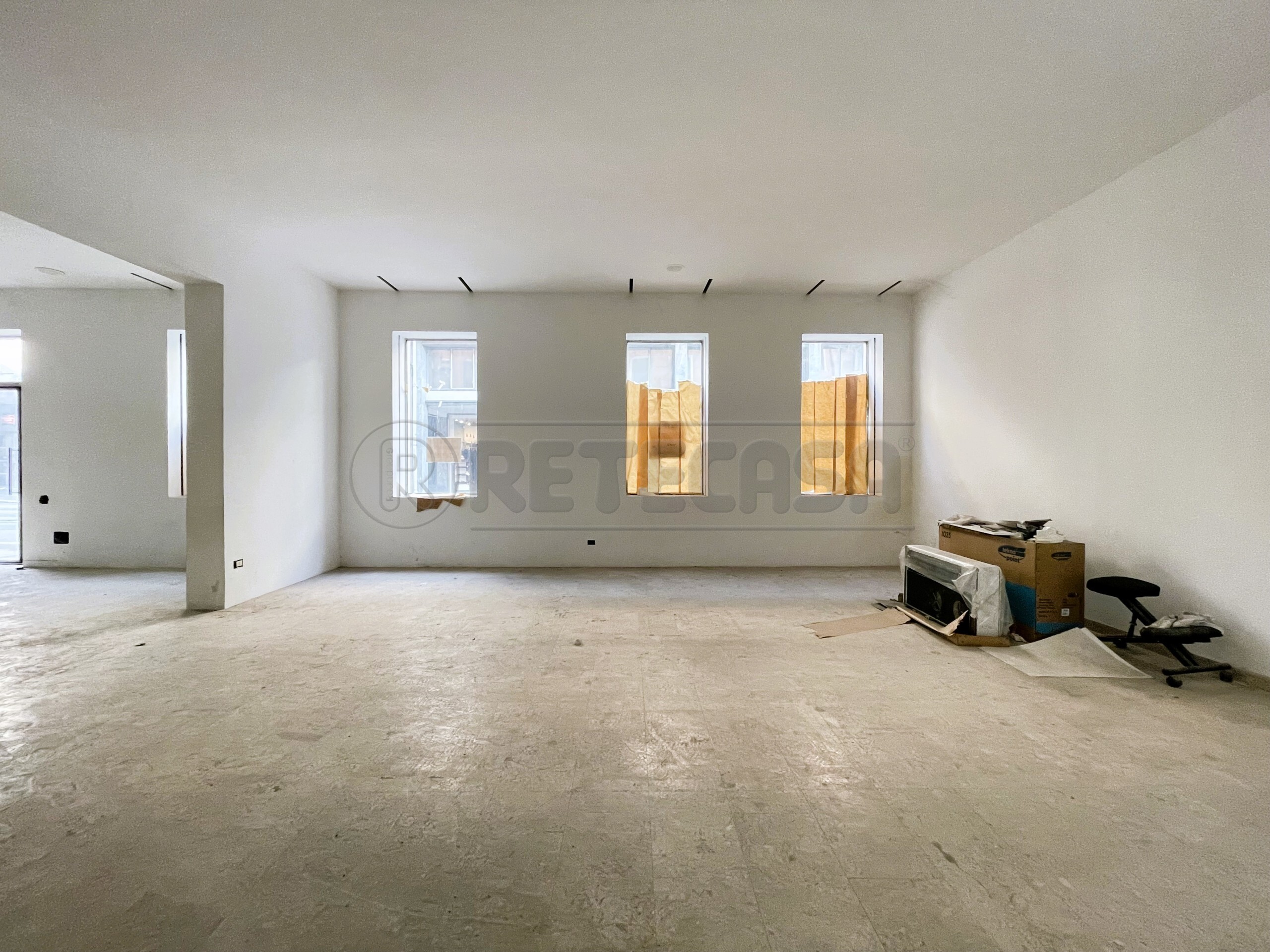 Immagine 13 di Locale commerciale in vendita  in Riviera dei Ponti Romani 13 a Padova