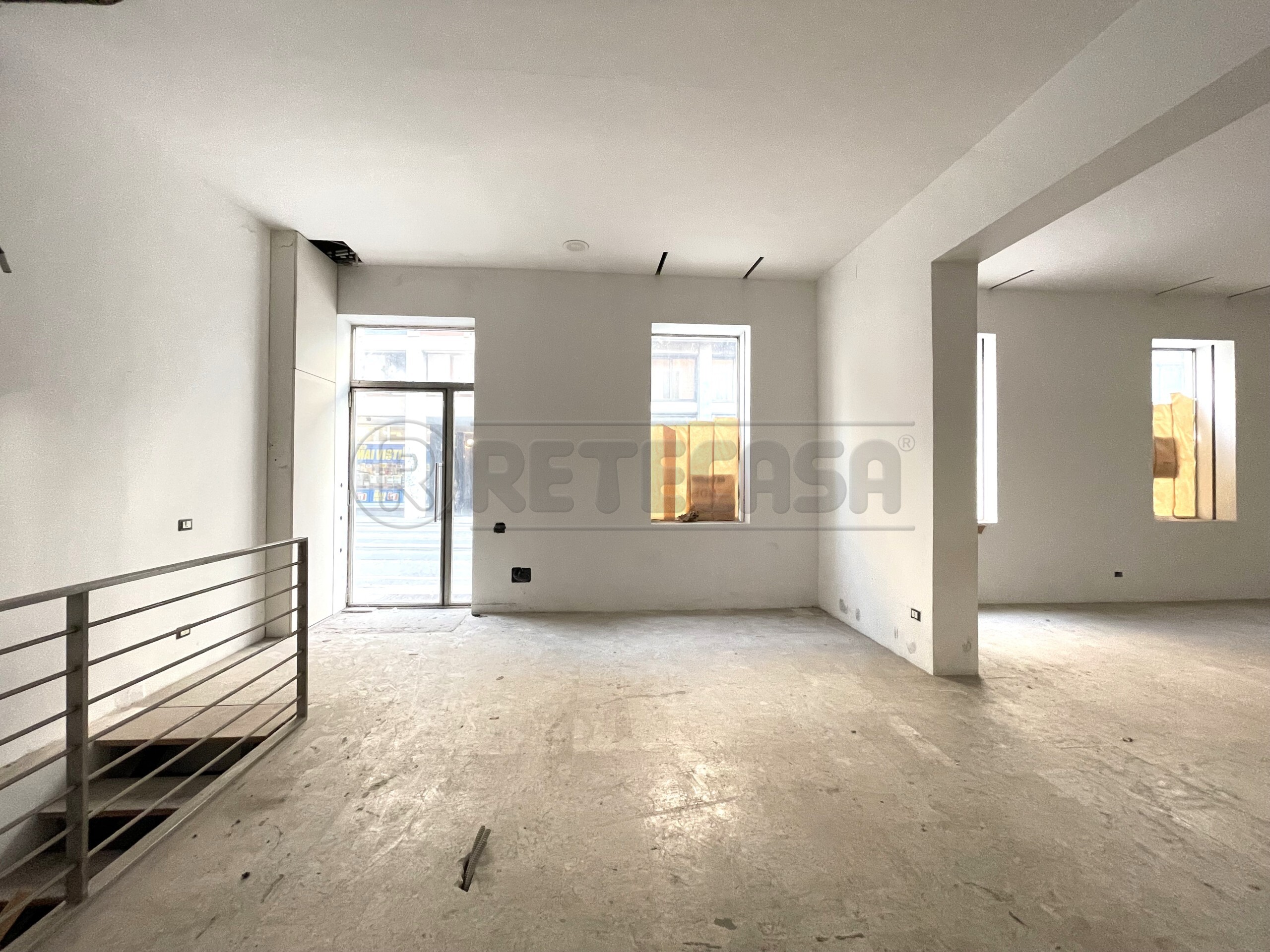 Immagine 7 di Locale commerciale in vendita  in Riviera dei Ponti Romani 13 a Padova